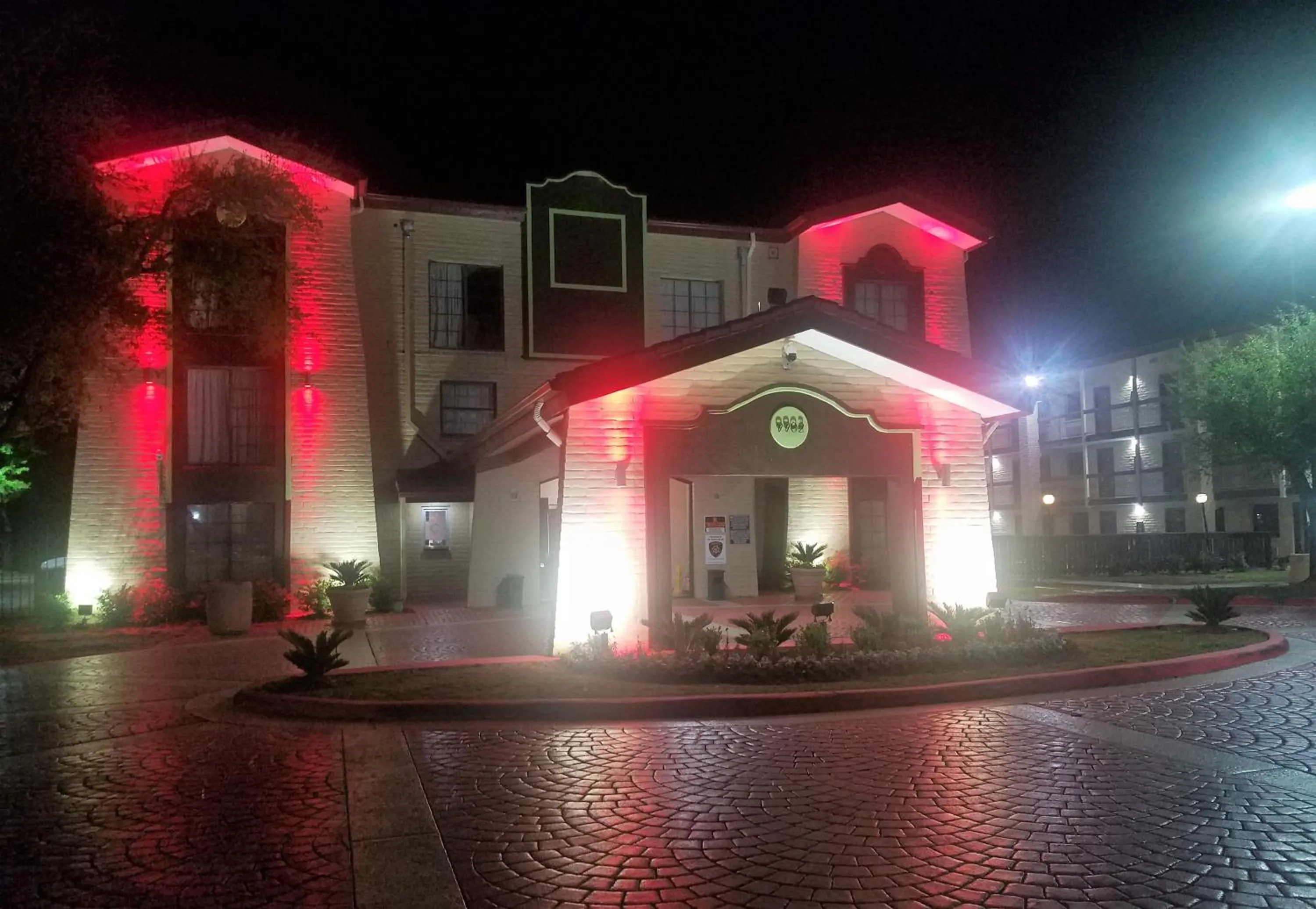 Facade/entrance, Property Building in Red Roof Inn & Suites Houston - Hobby Airport