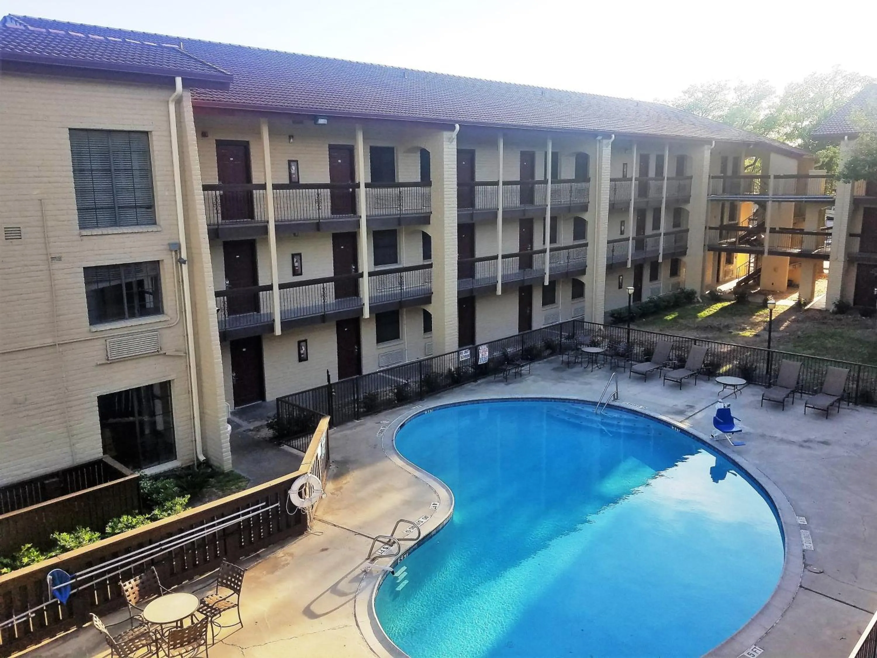 Swimming pool, Pool View in Red Roof Inn & Suites Houston - Hobby Airport