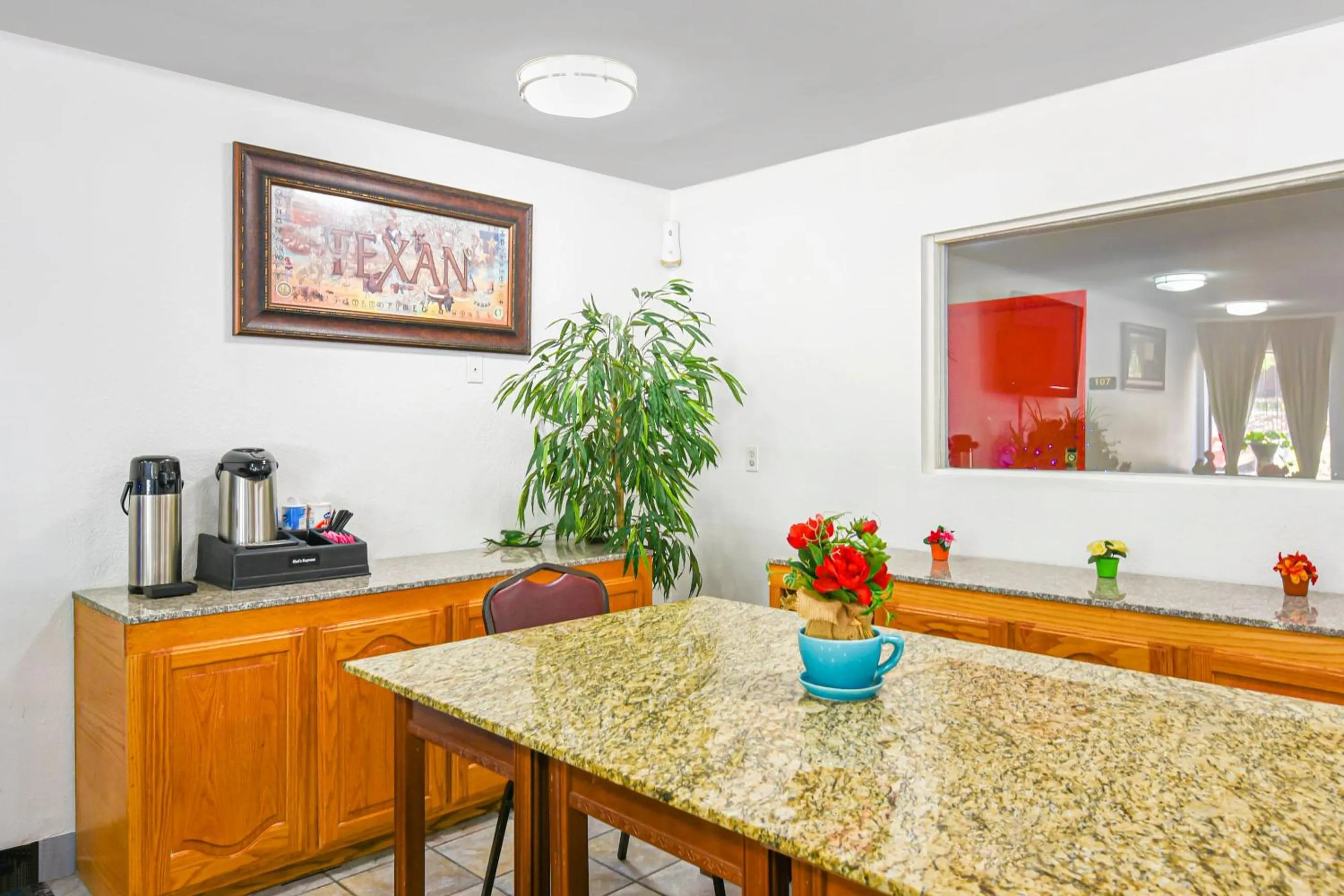 Dining area in OYO Hotel Irving DFW Airport South