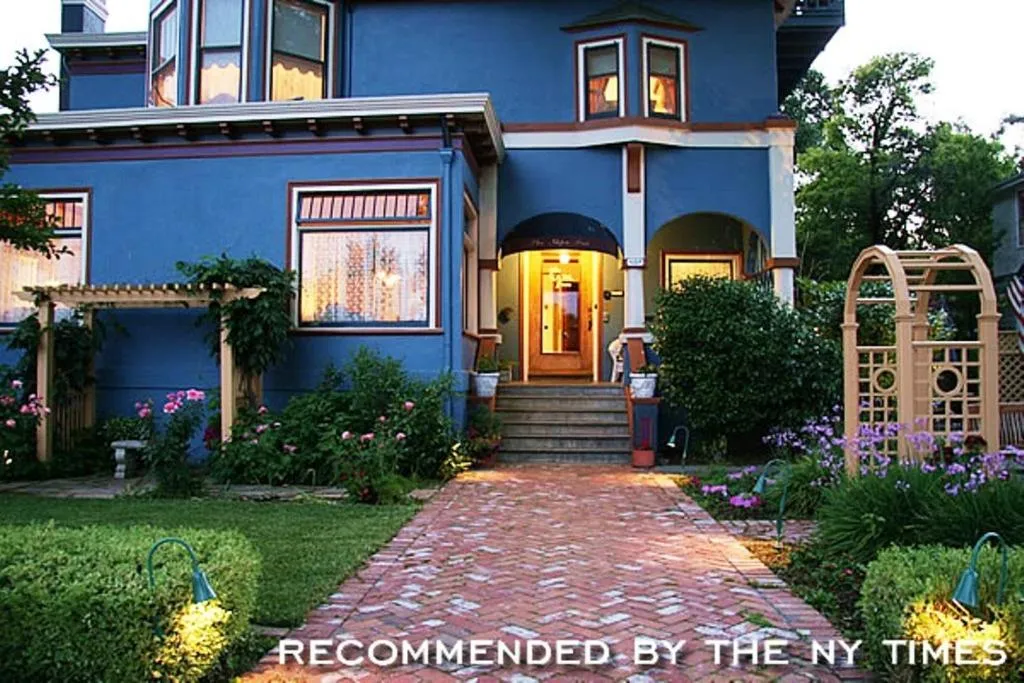 Facade/entrance in The Napa Inn