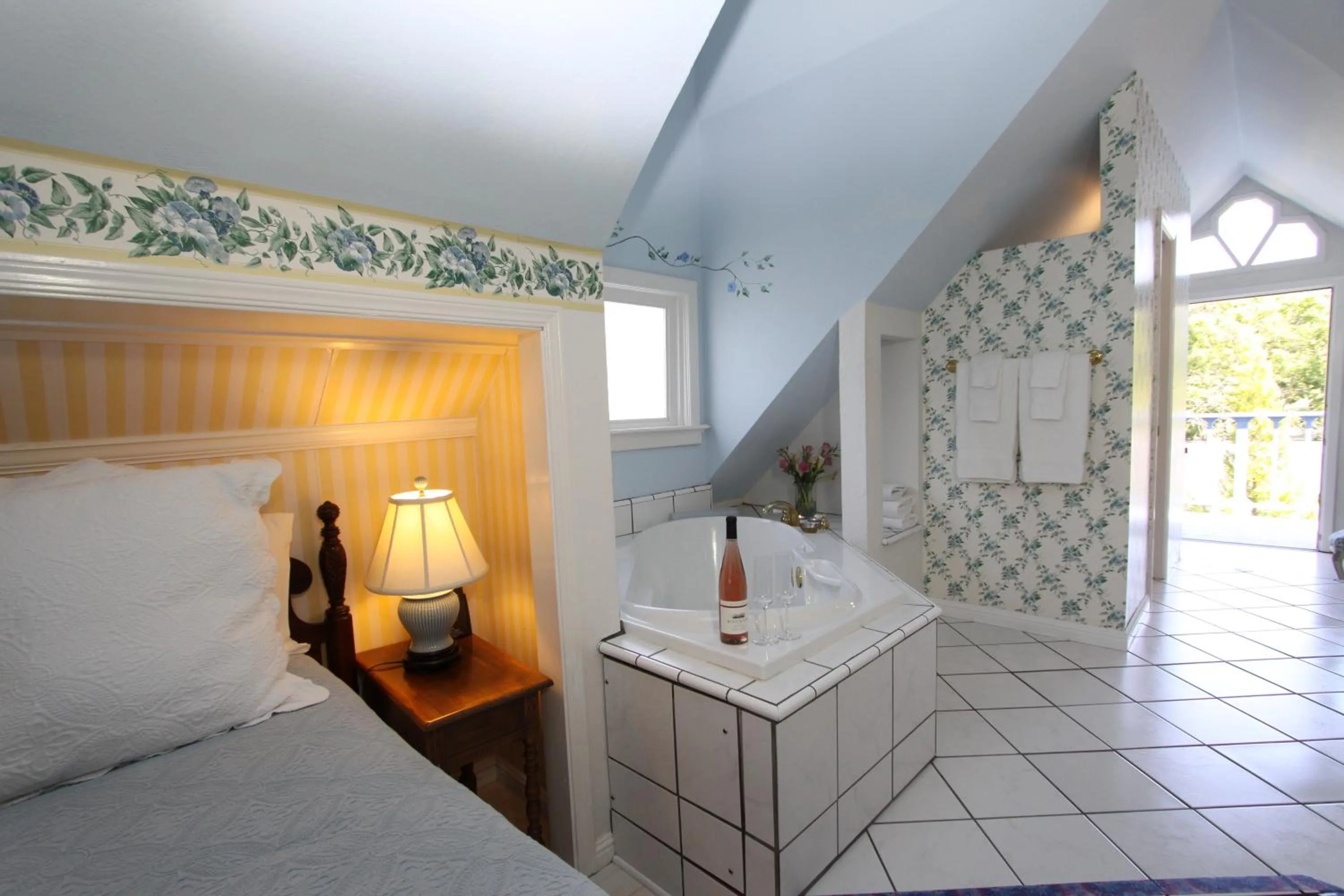 Bathroom, Bed in The Napa Inn