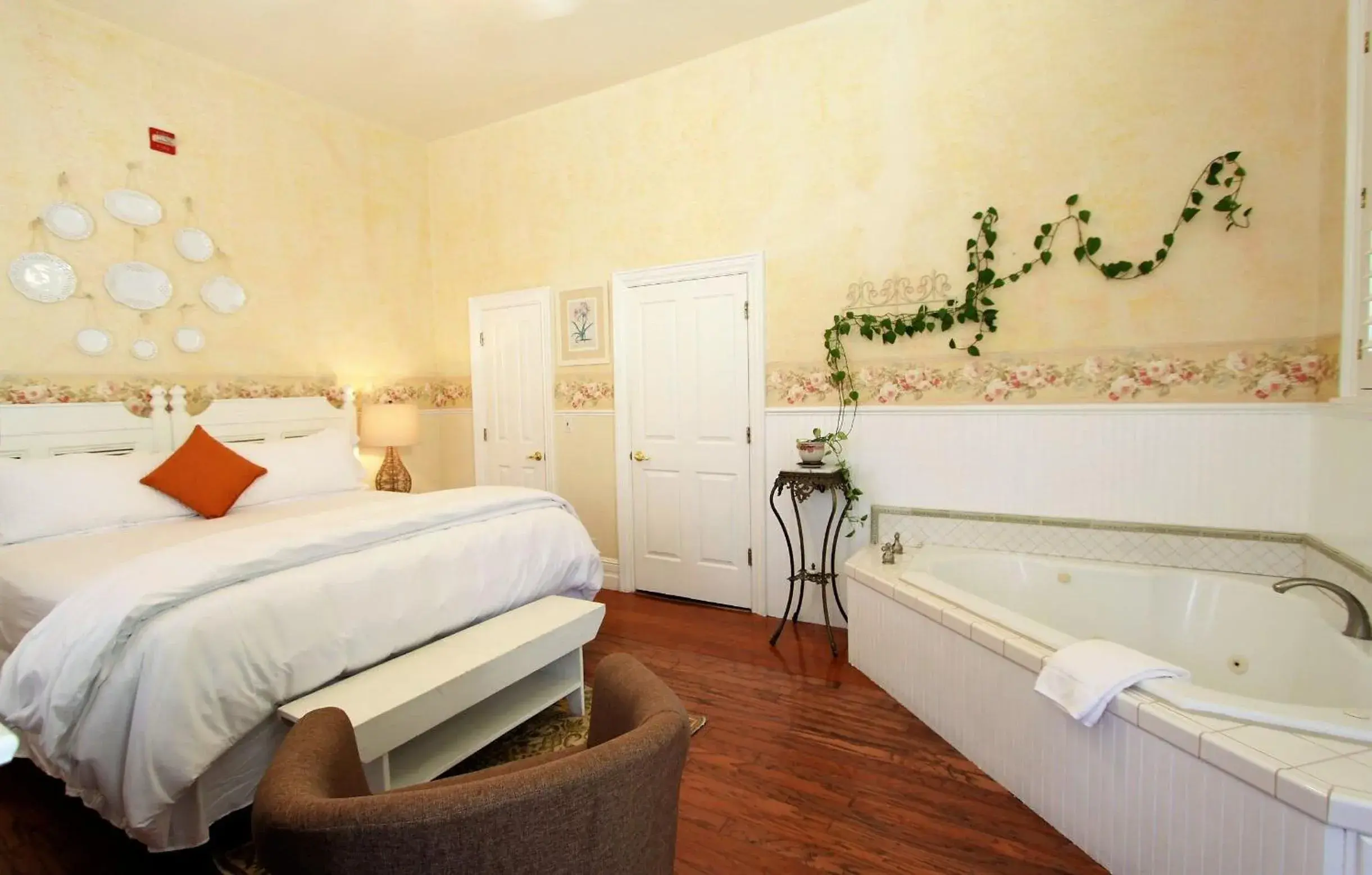 Deluxe Suite with Spa Bath in The Napa Inn Deluxe Suite with Spa Bath in The Napa Inn