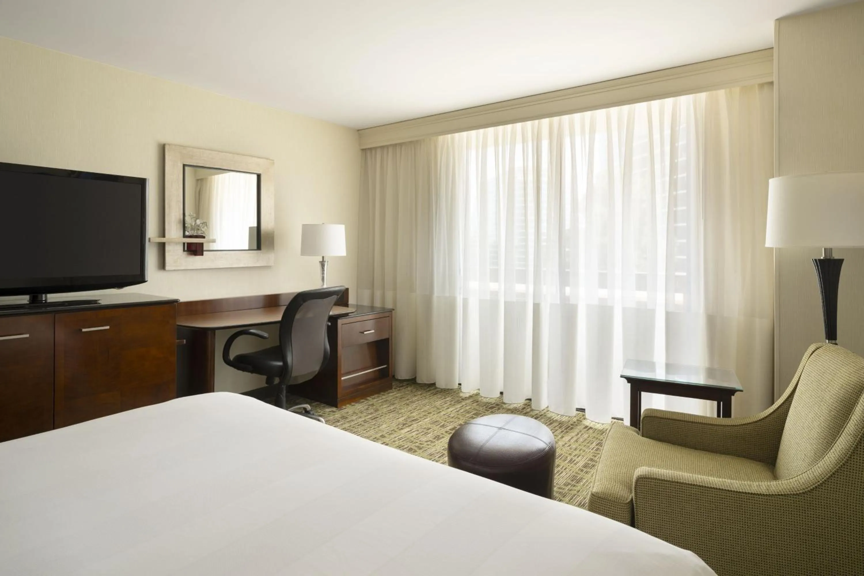 Photo of the whole room, Bed in San Diego Marriott La Jolla