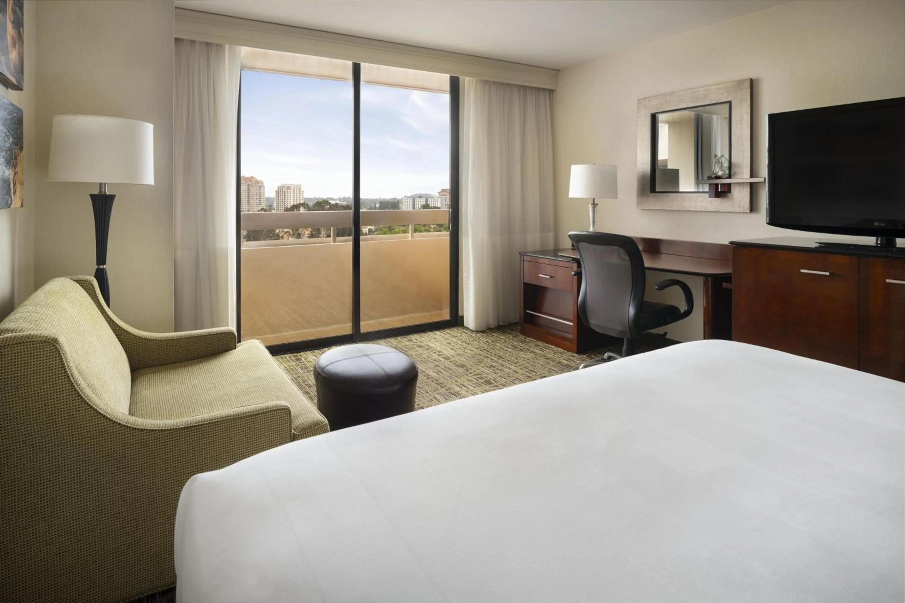 Photo of the whole room, Bed in San Diego Marriott La Jolla