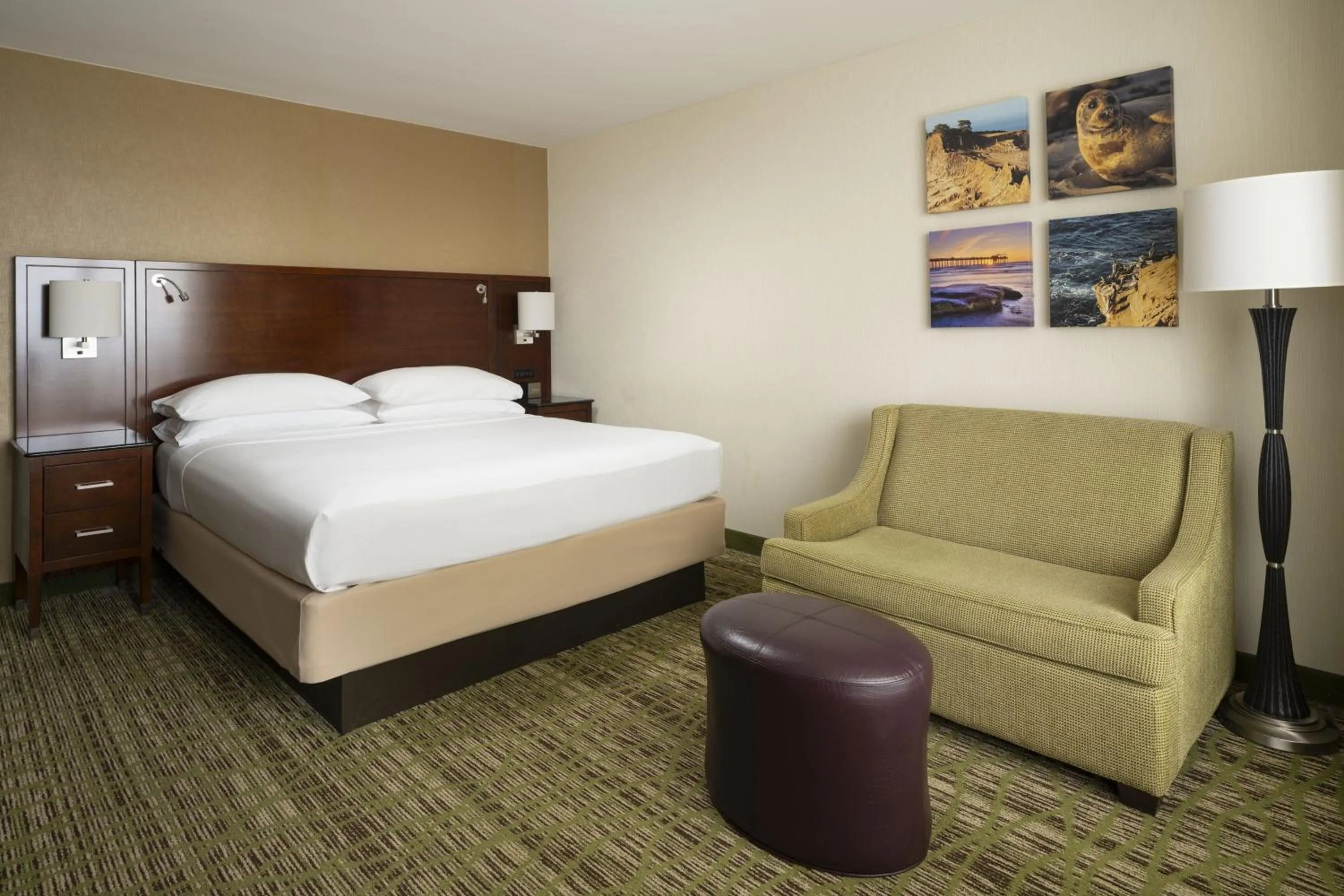 Photo of the whole room, Bed in San Diego Marriott La Jolla