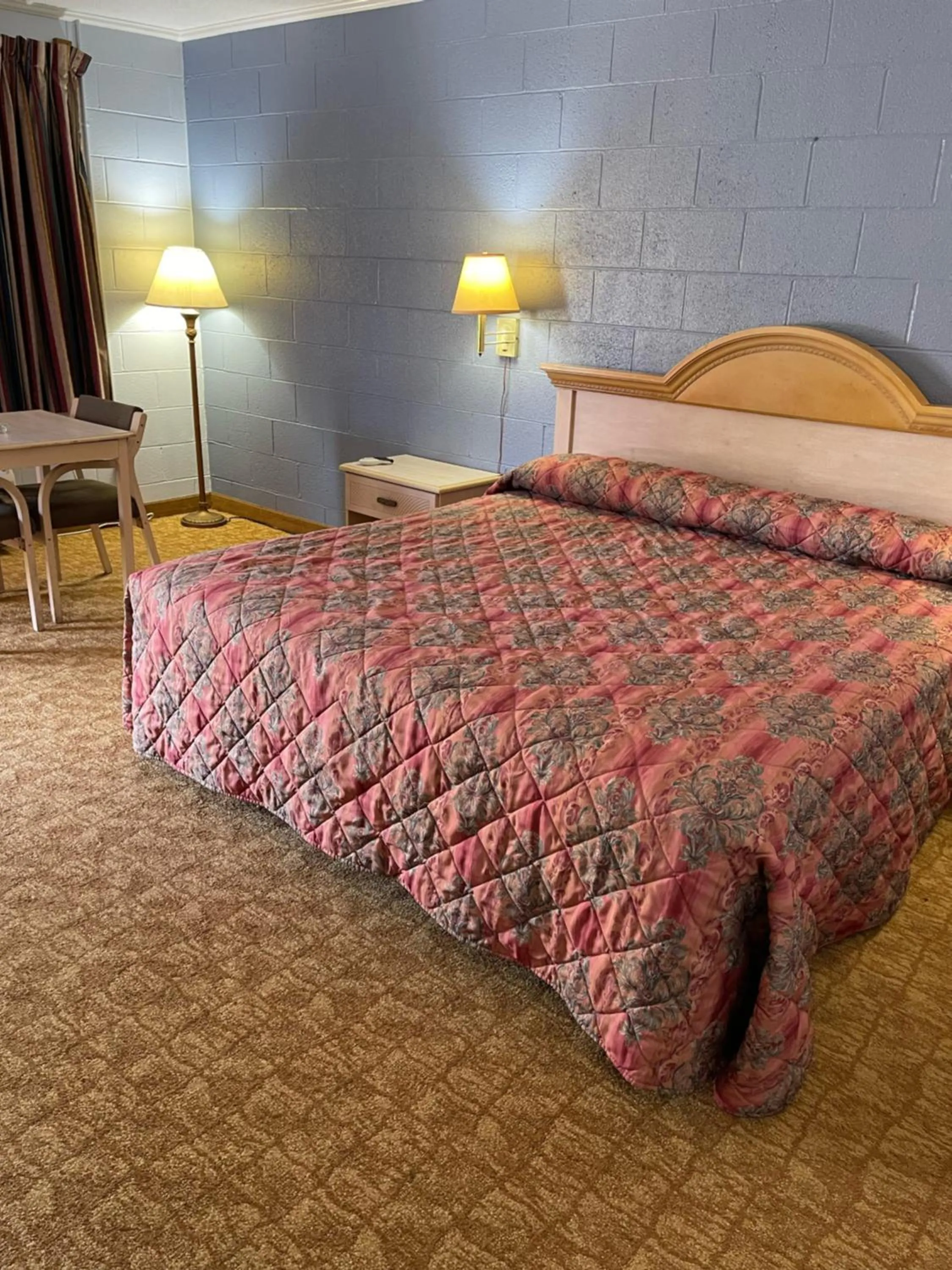 Bed in Deluxe Inn Jasper