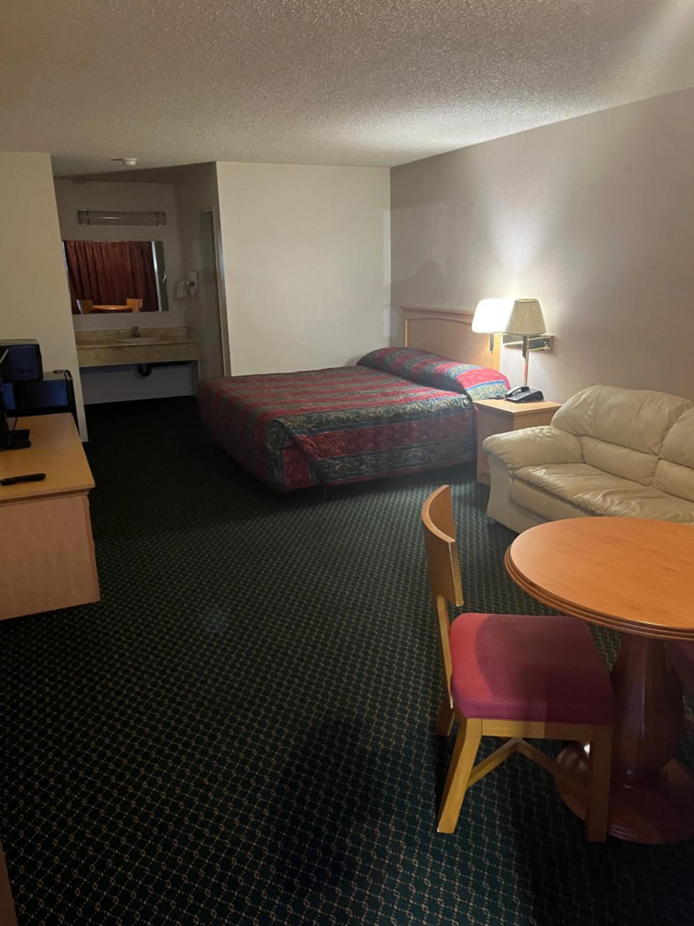 Dining area, Bed in Western Inn Lakewood