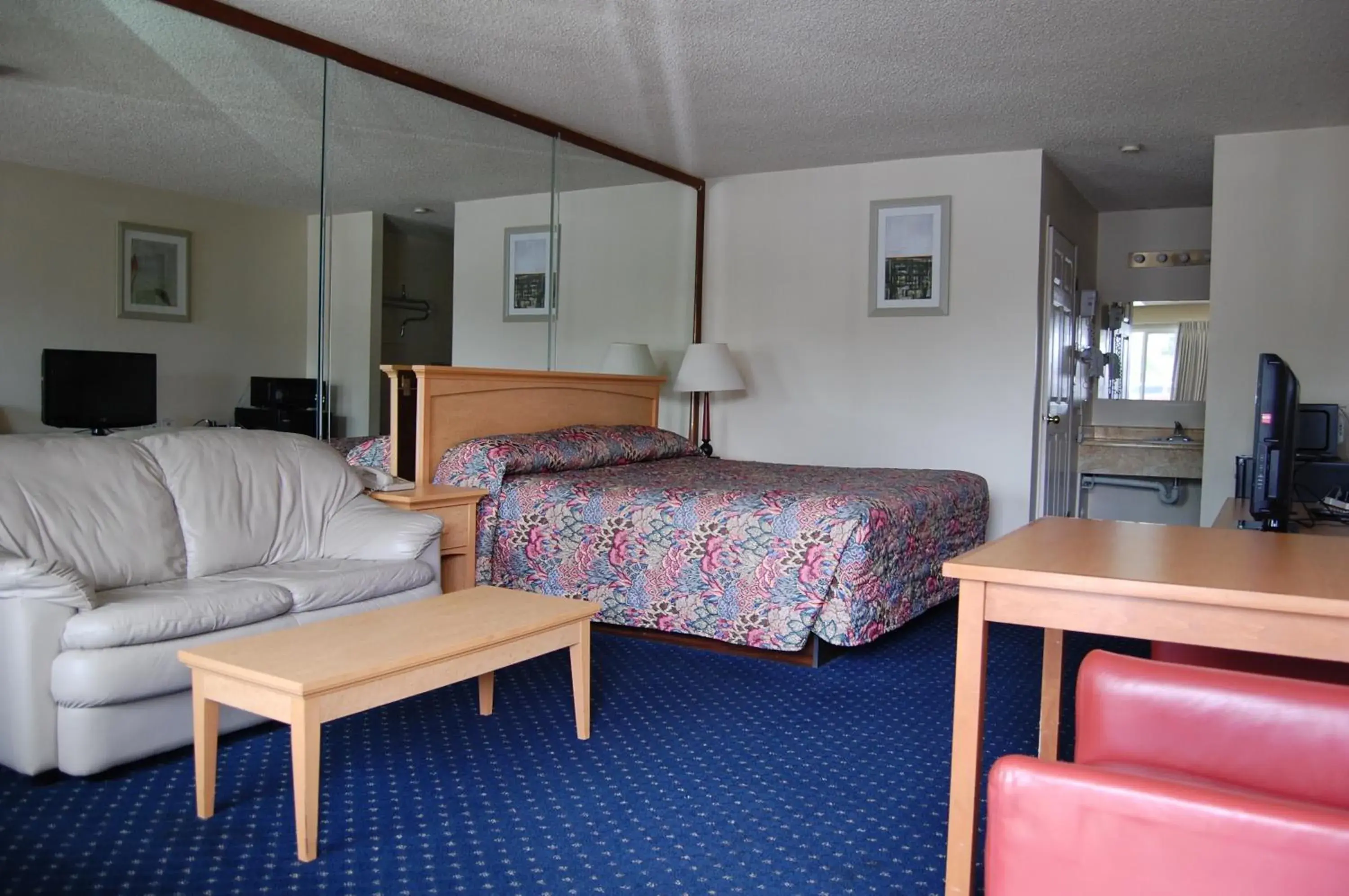 King Room - Non-Smoking in Western Inn Lakewood King Room - Non-Smoking in Western Inn Lakewood