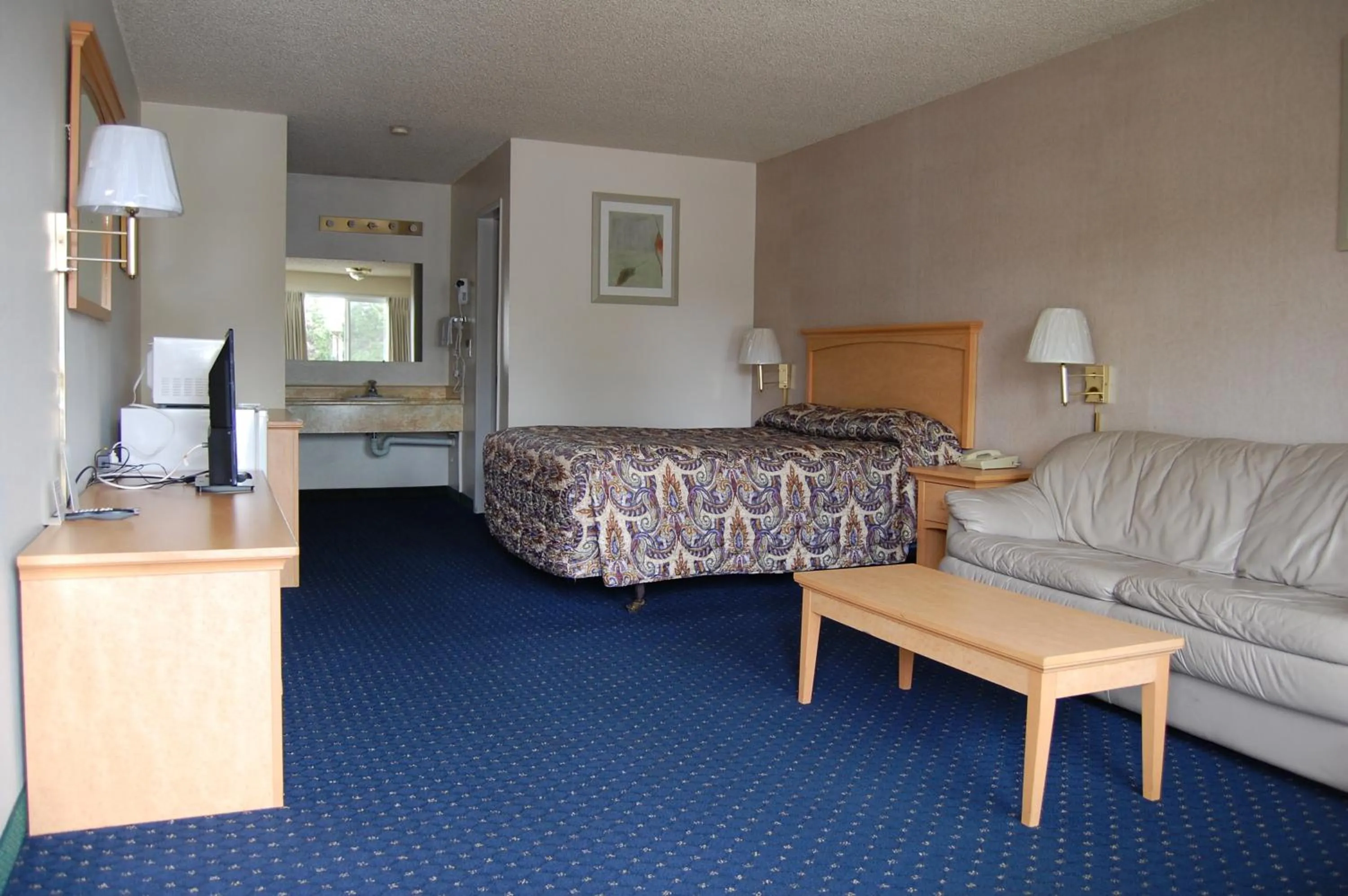 Living room, Bed in Western Inn Lakewood