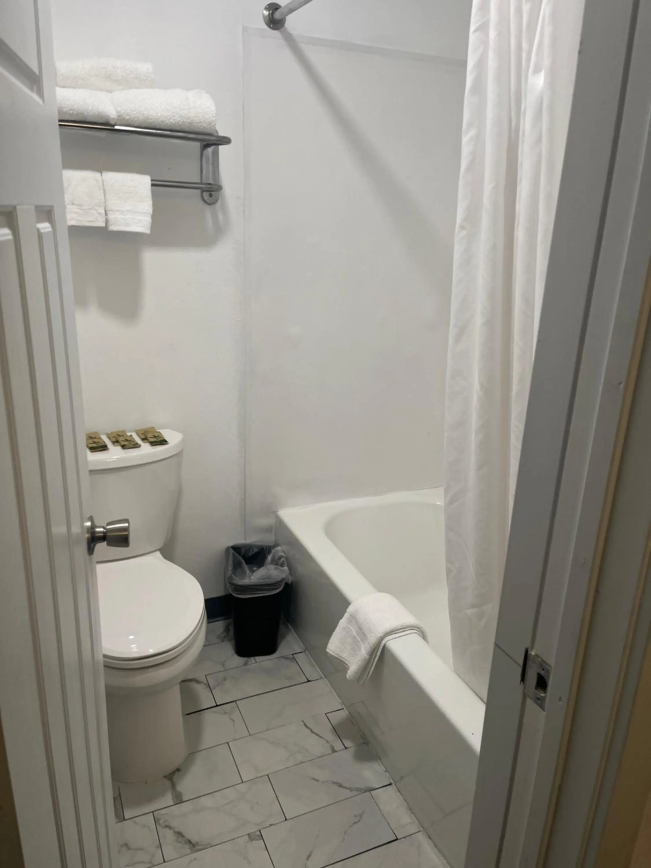 Bathroom in Western Inn Lakewood