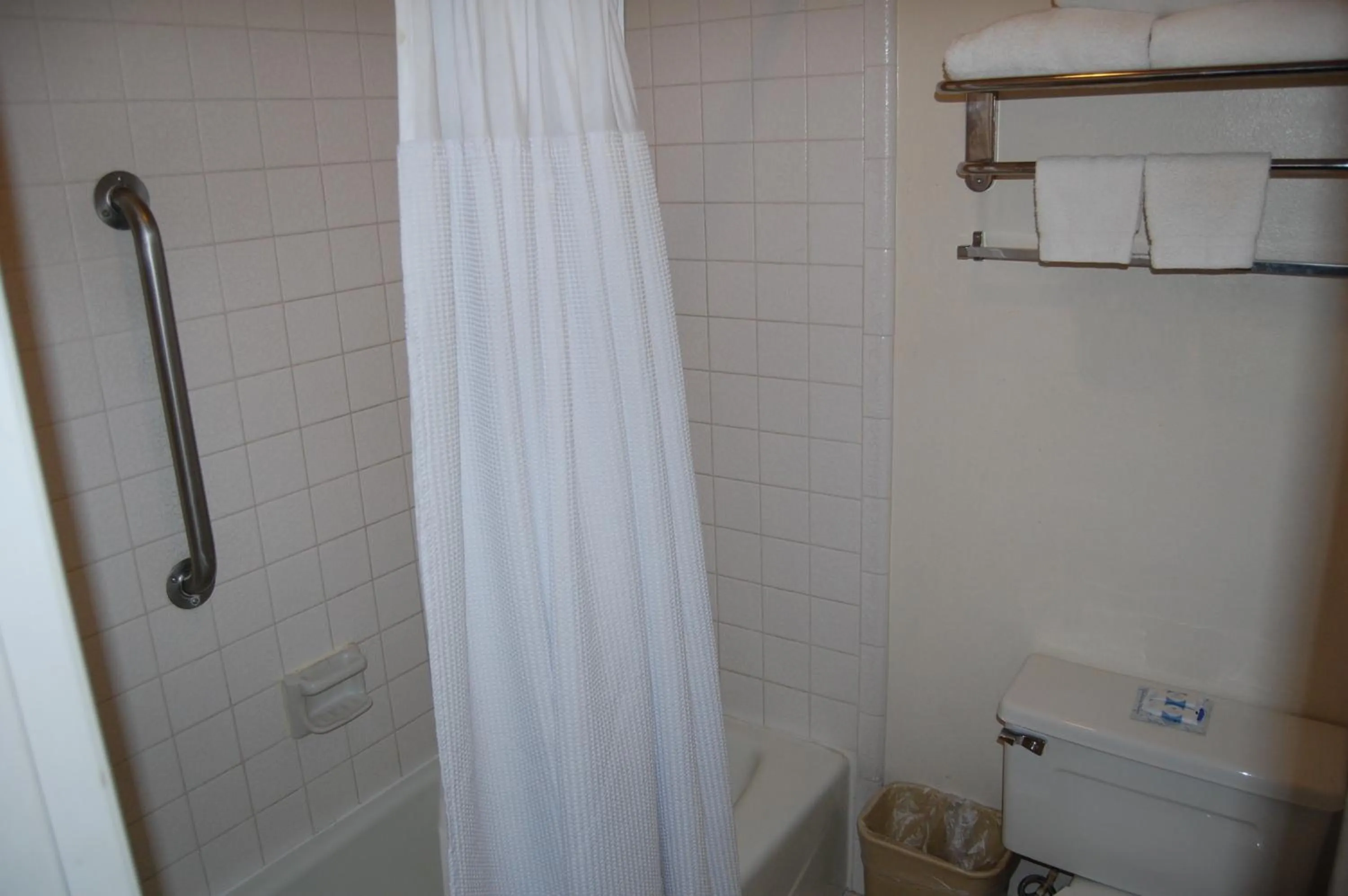 Bathroom in Western Inn Lakewood