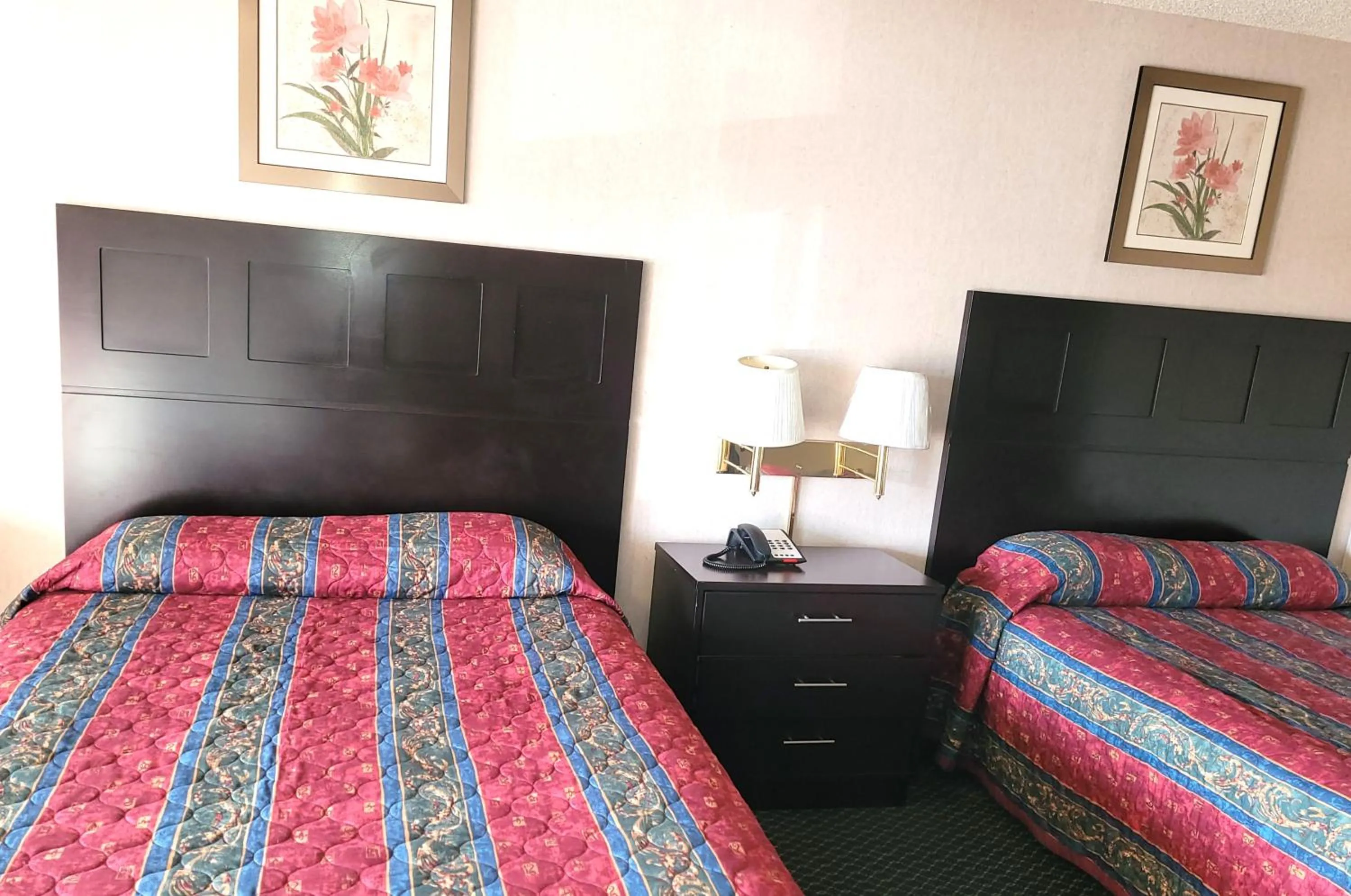 Property building, Bed in Western Inn Lakewood