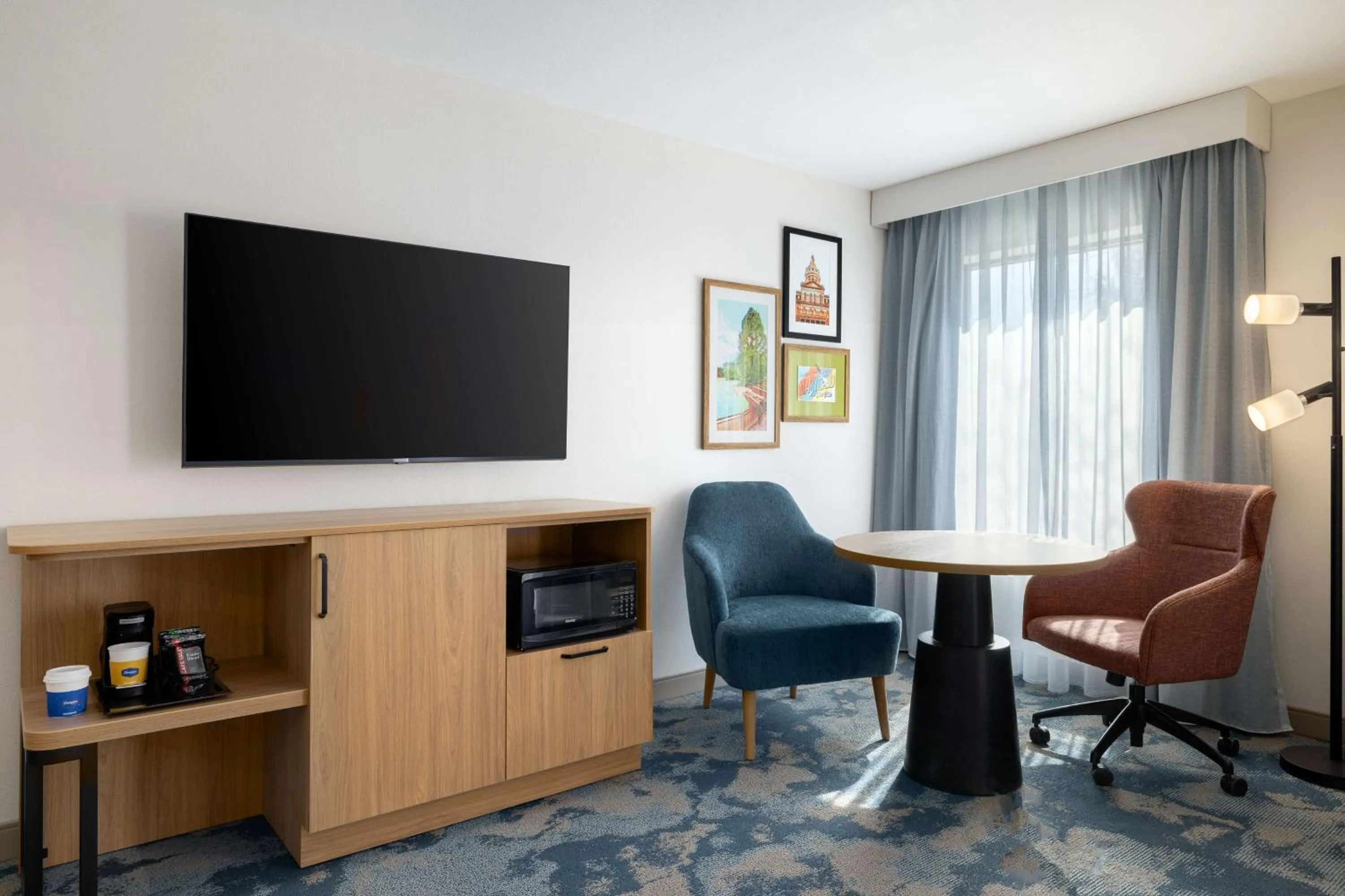 Bedroom in Hampton Inn & Suites Columbia South Fort Meade Area