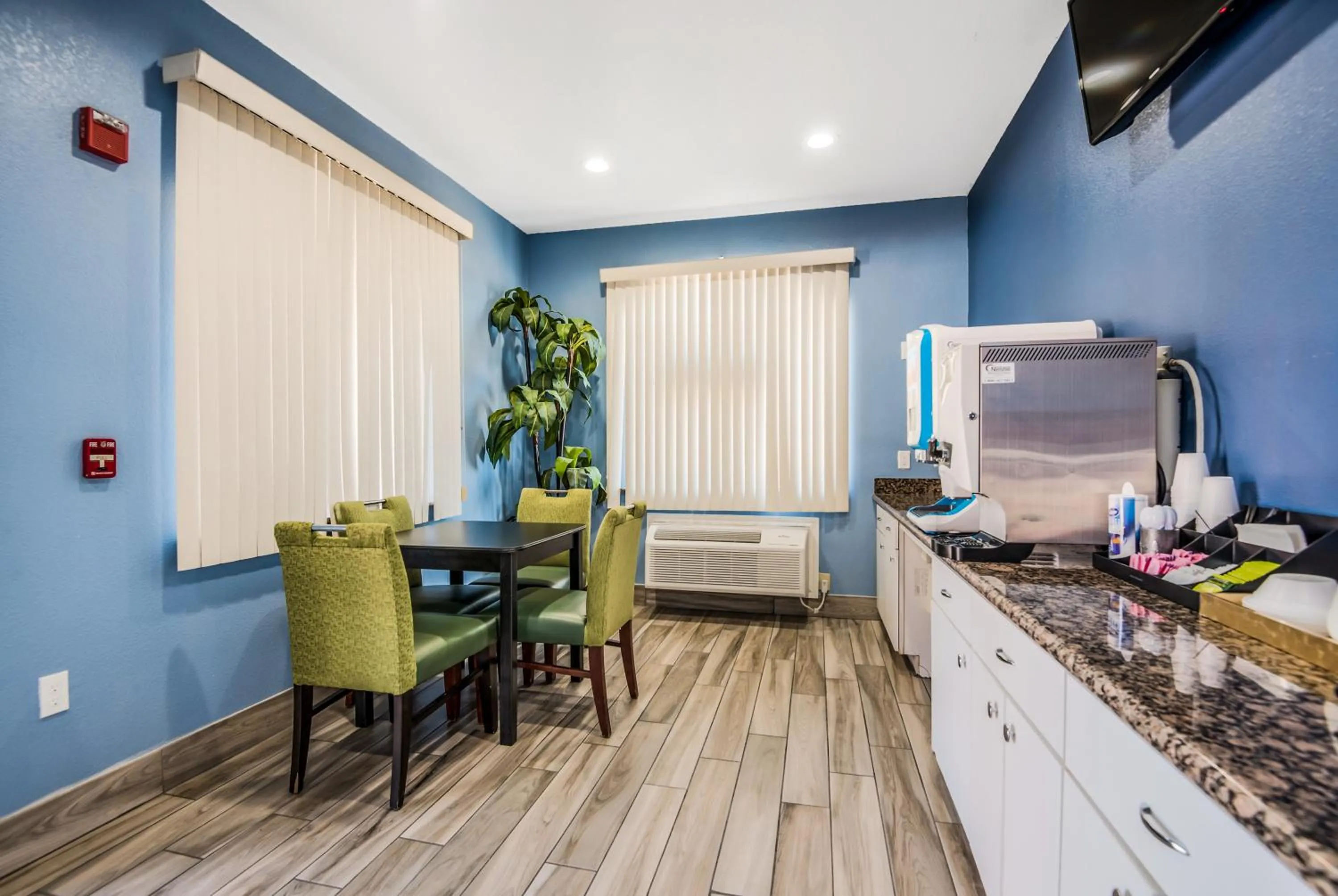 Breakfast in Scottish Inns & Suites IAH Airport-Beltway 8