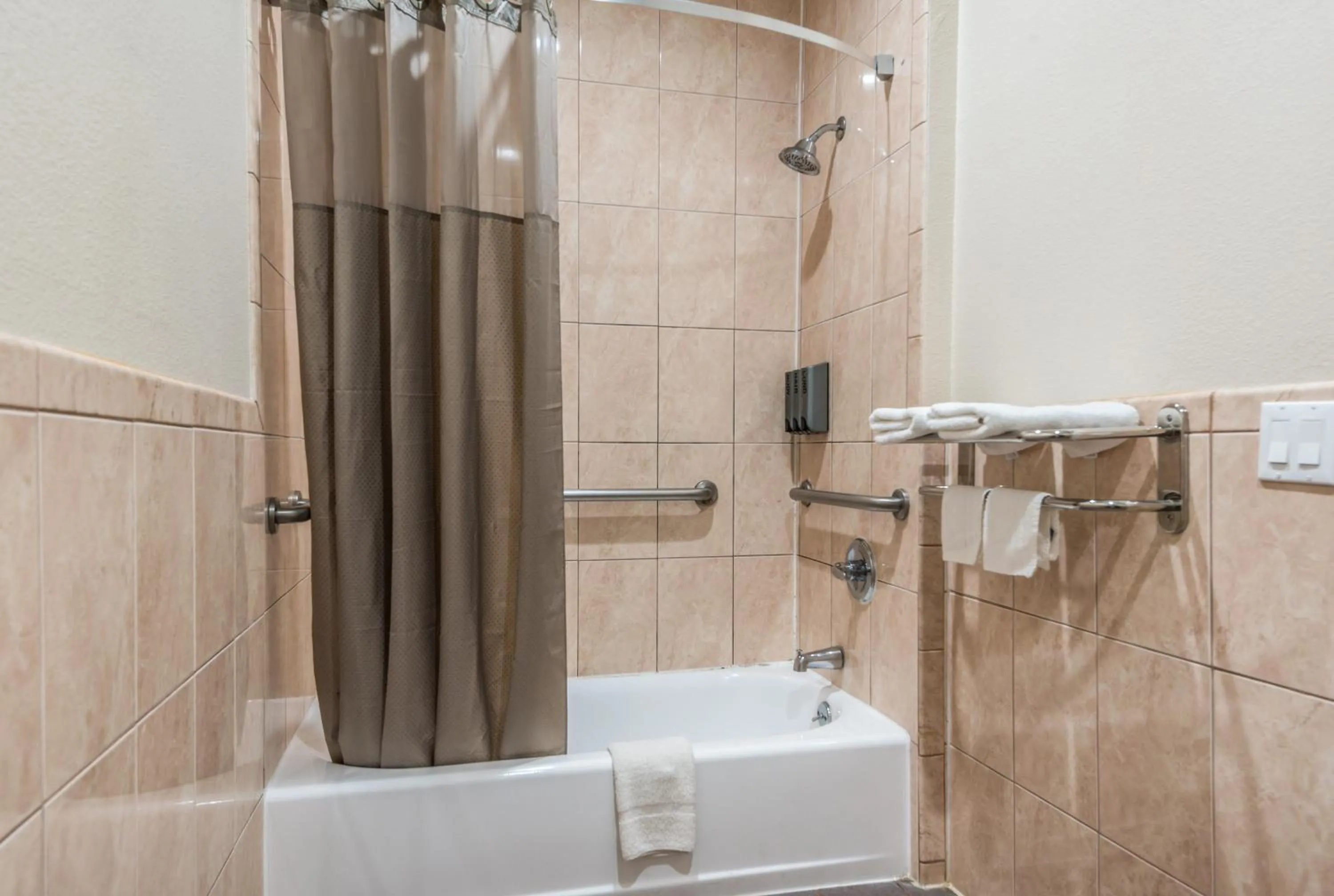 Bath in Scottish Inns & Suites IAH Airport-Beltway 8