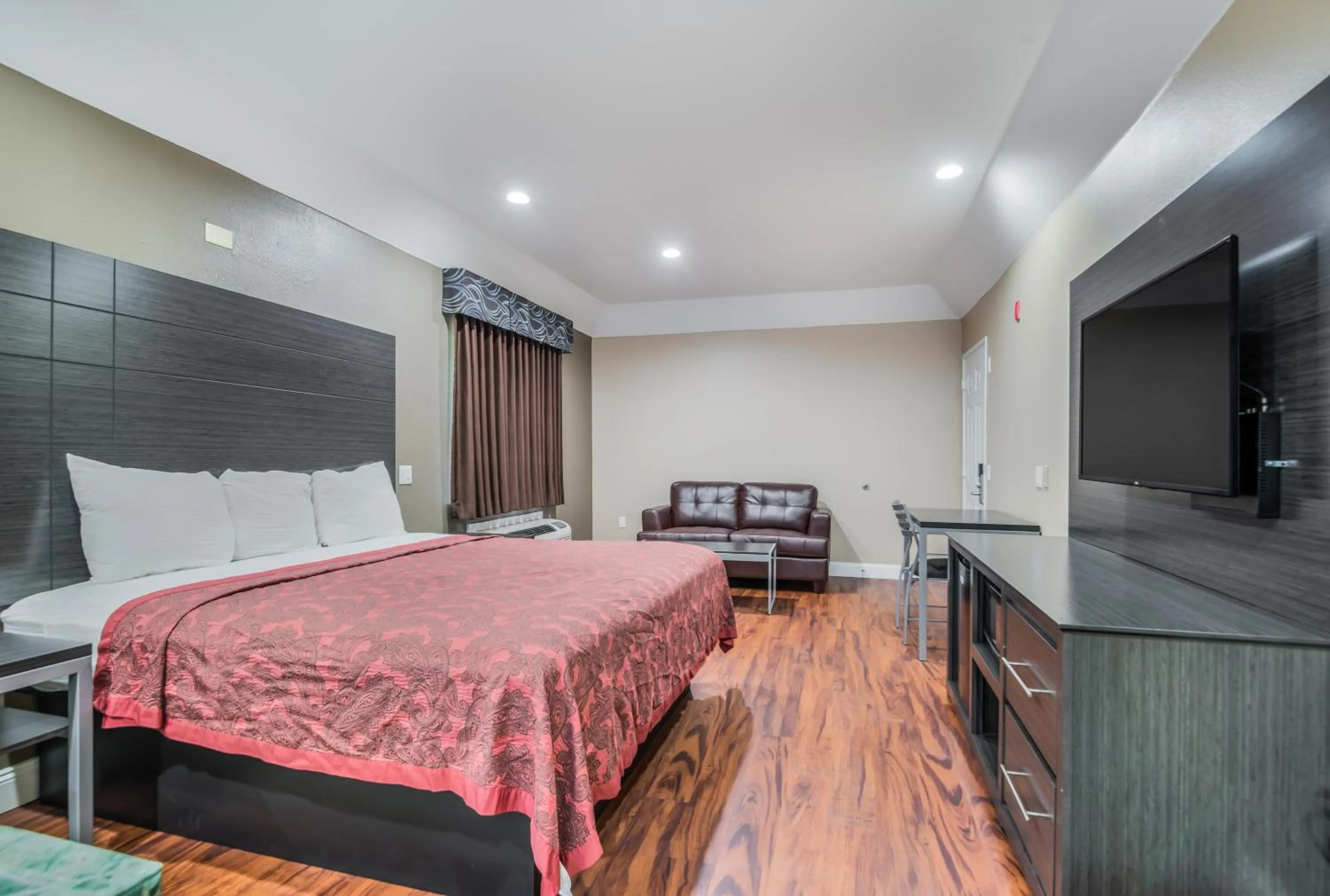 Bed in Scottish Inns & Suites IAH Airport-Beltway 8