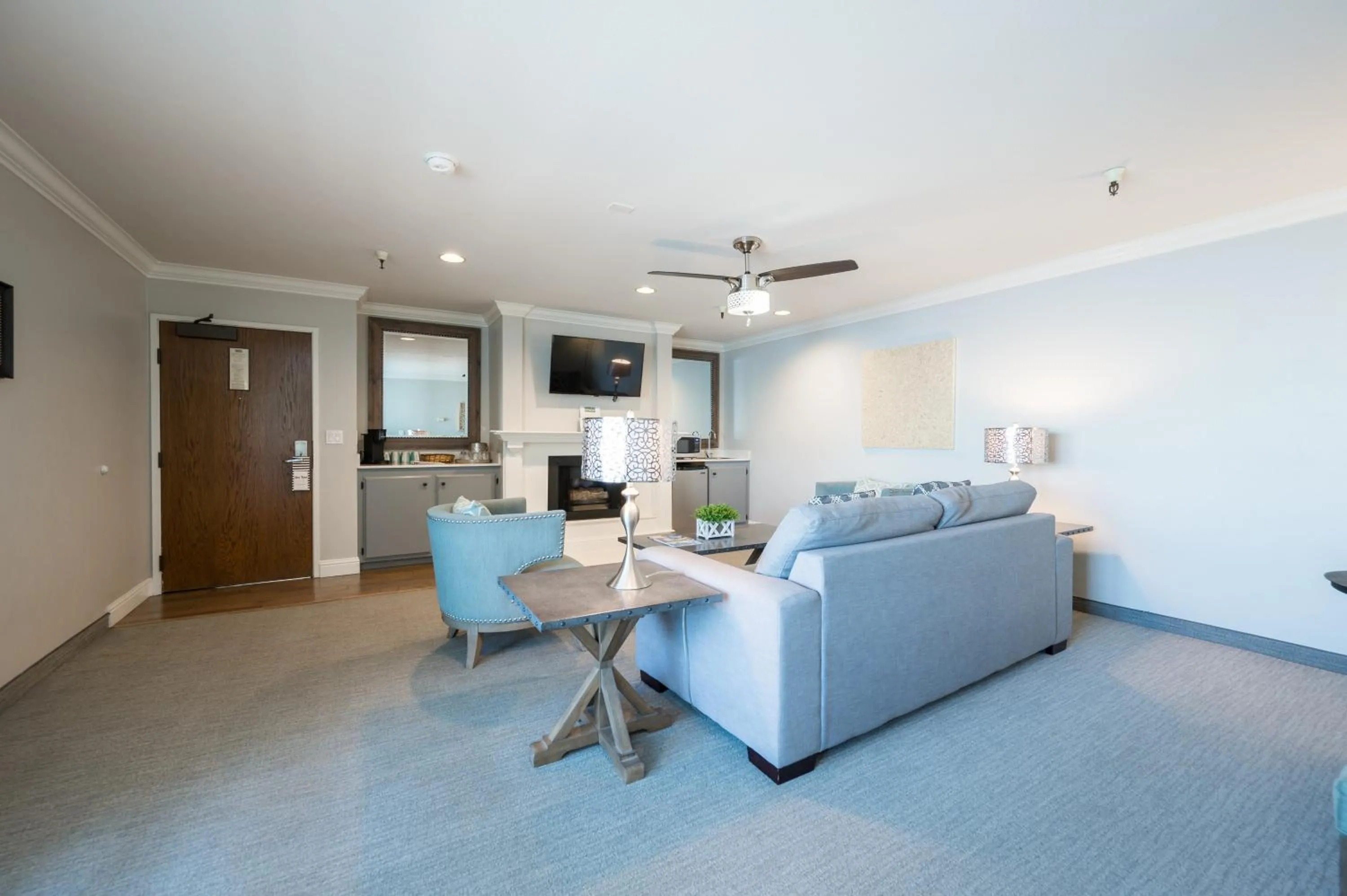 TV and multimedia in 456 Embarcadero Inn & Suites