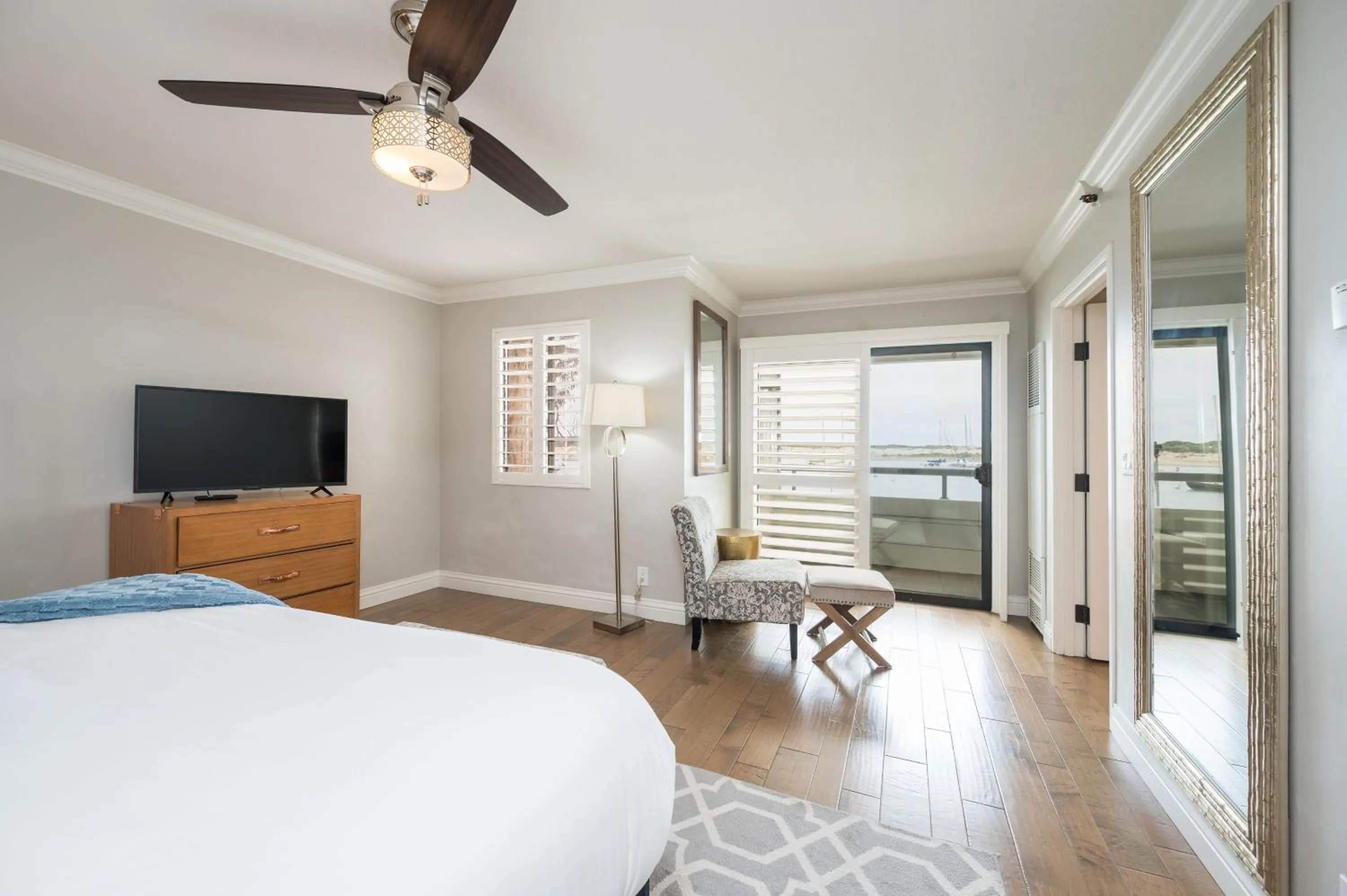 TV and multimedia, Bed in 456 Embarcadero Inn & Suites