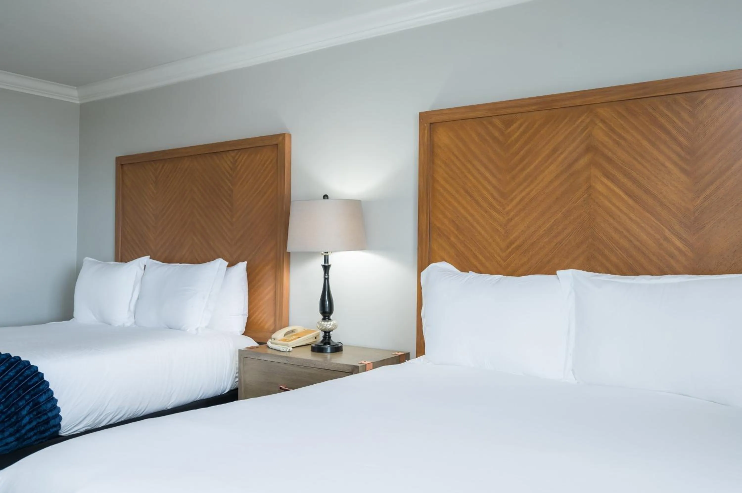 Bed in 456 Embarcadero Inn & Suites