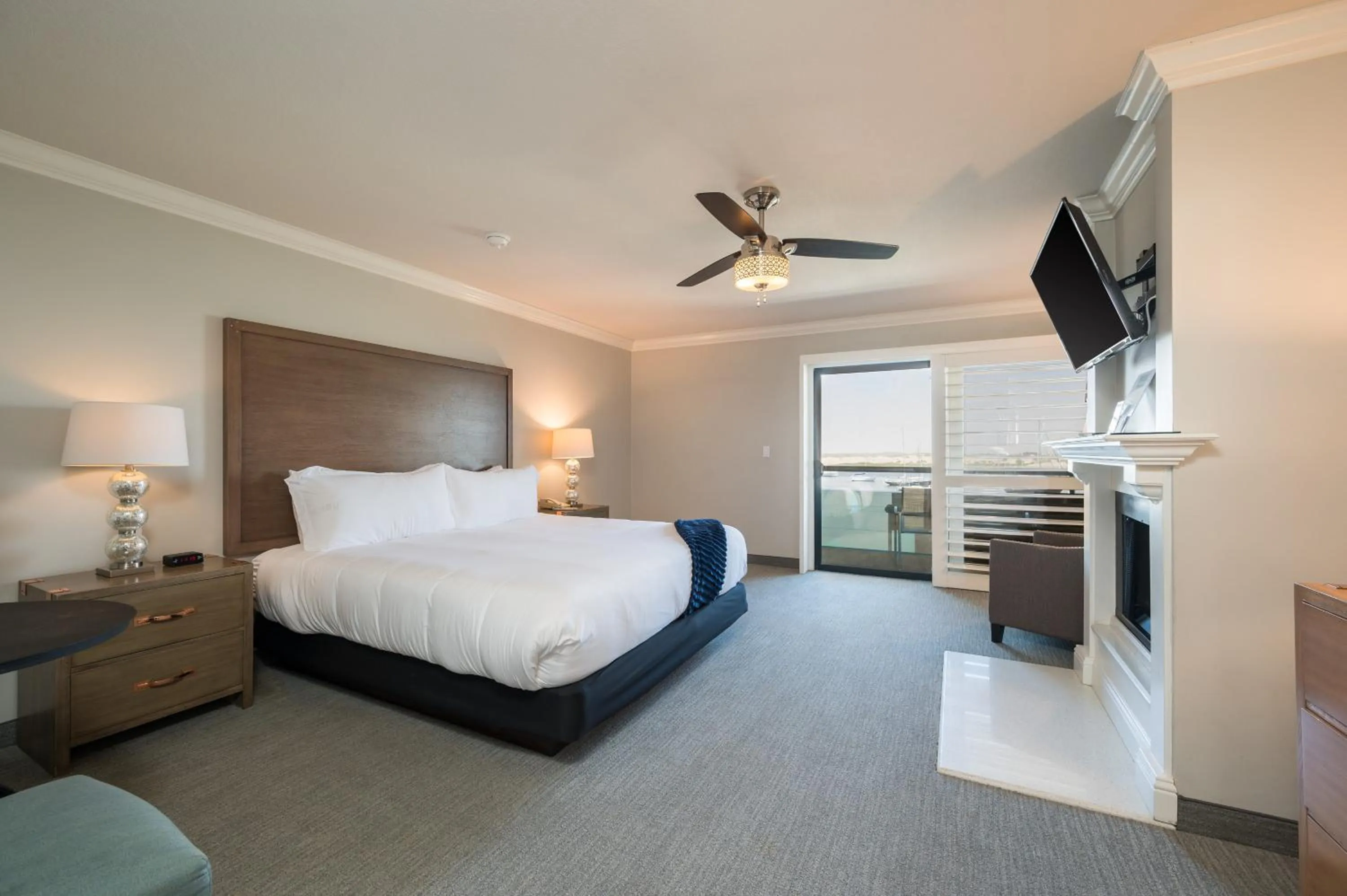 Bed in 456 Embarcadero Inn & Suites