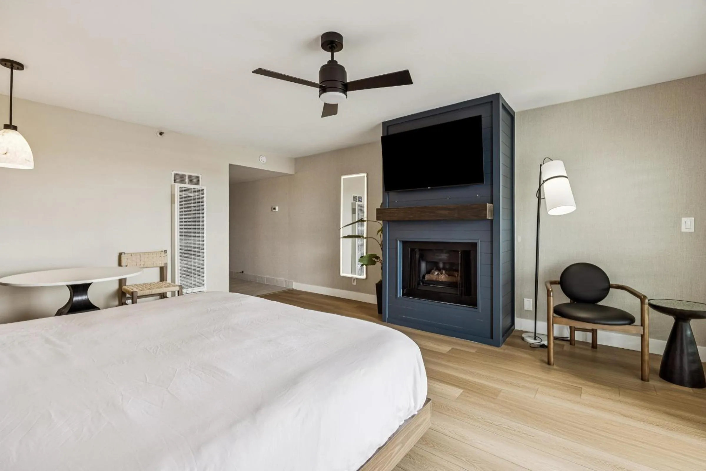 Bed in 456 Embarcadero Inn & Suites