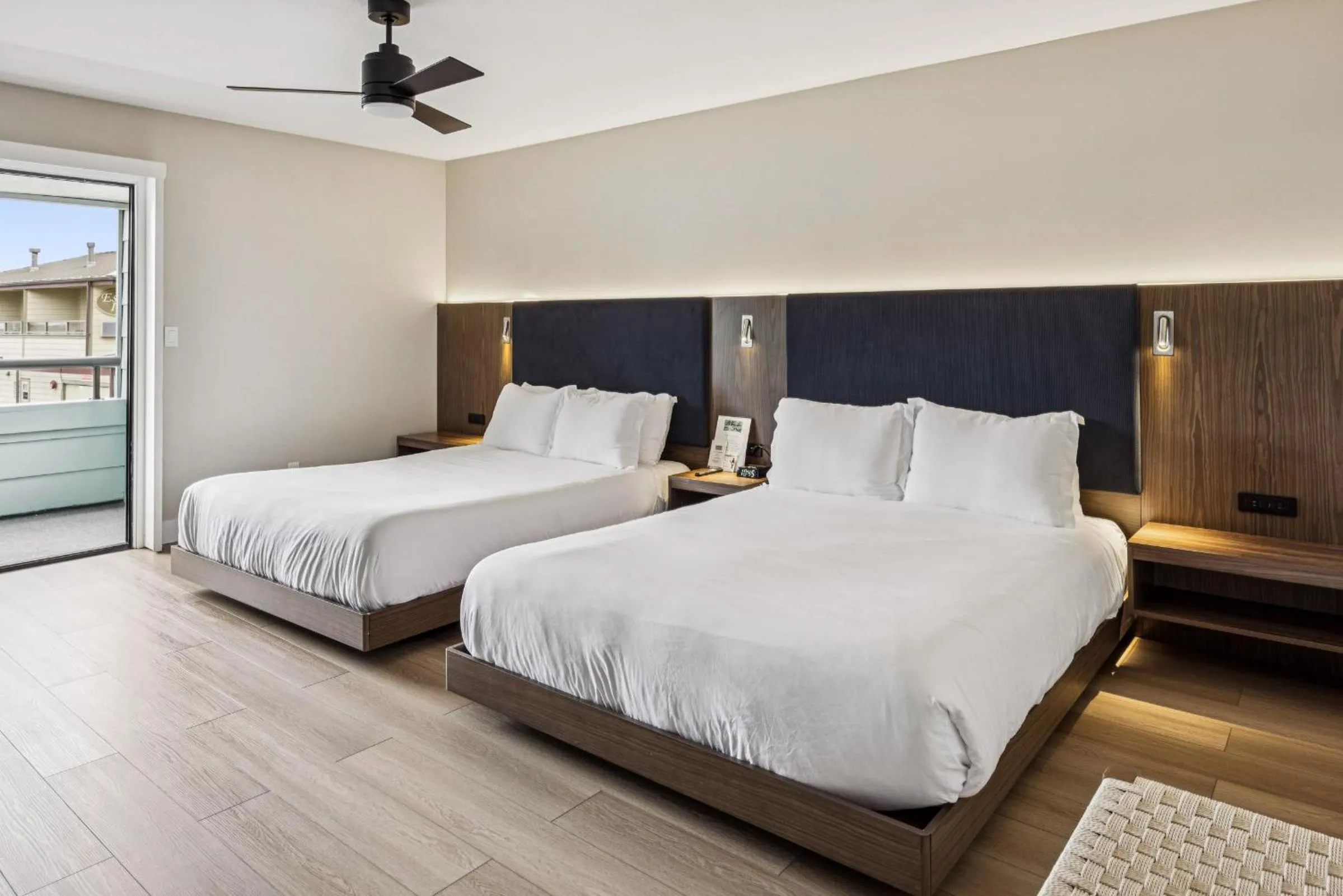 Bed in 456 Embarcadero Inn & Suites