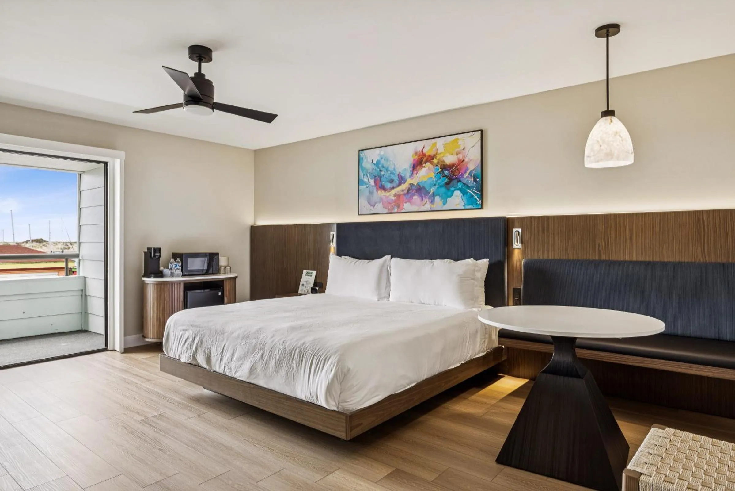 Bed in 456 Embarcadero Inn & Suites