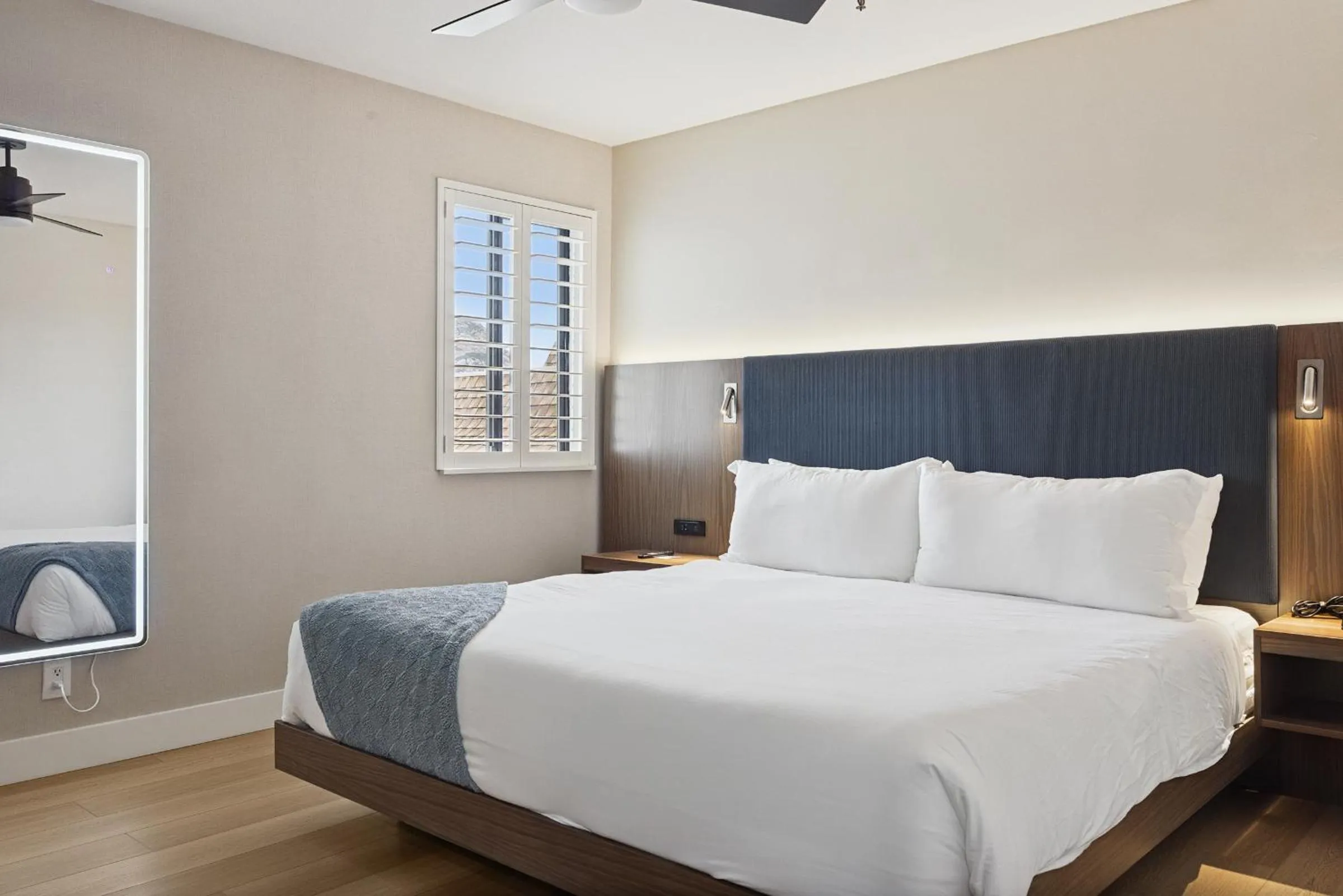 Bed in 456 Embarcadero Inn & Suites