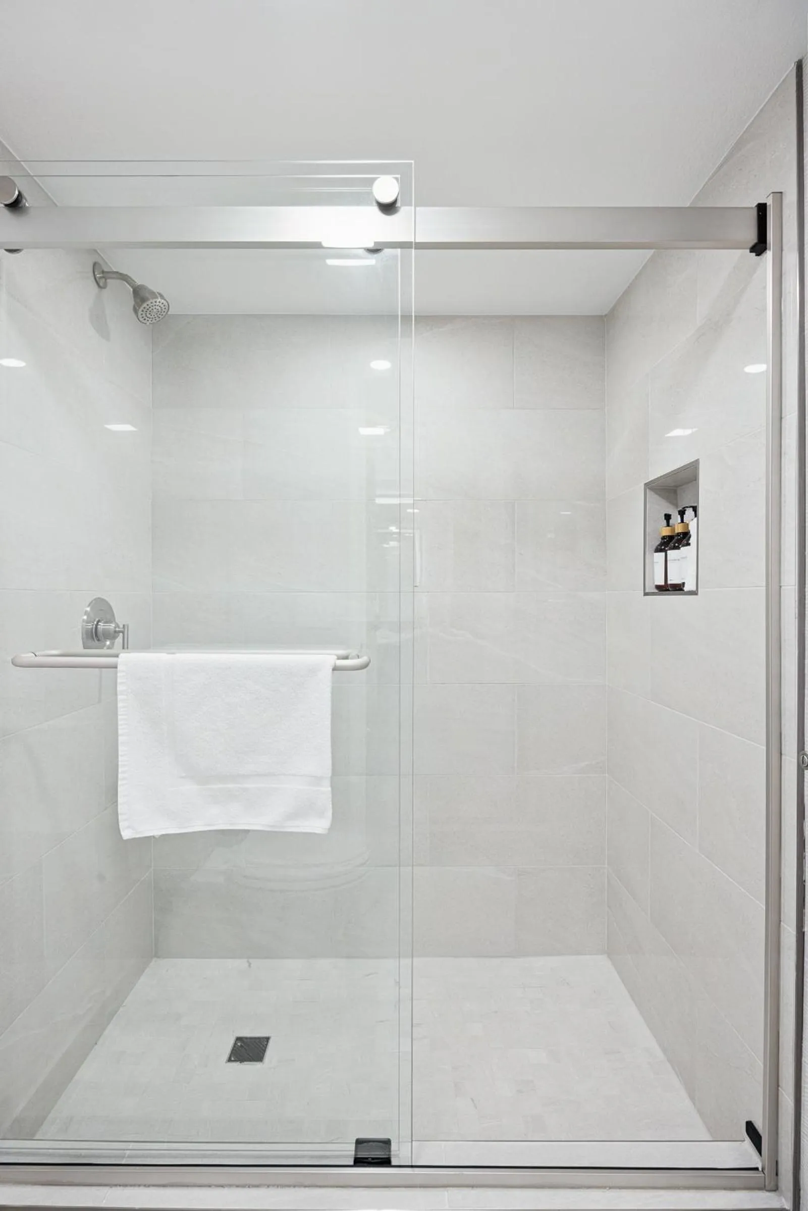 Shower in 456 Embarcadero Inn & Suites