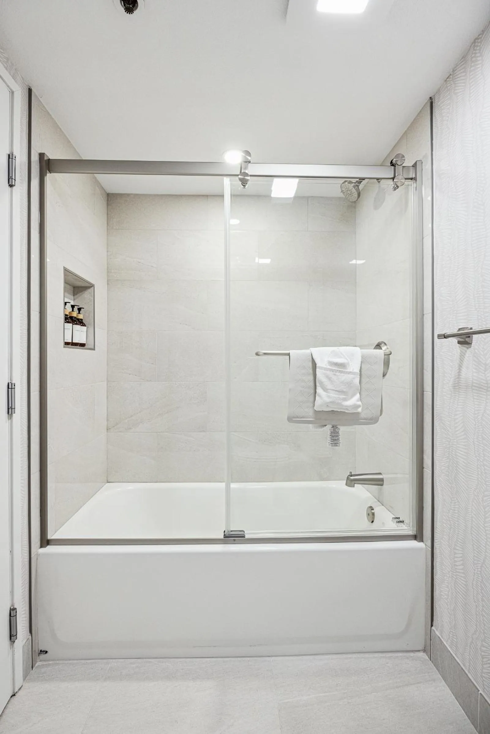 456 Embarcadero Inn & Suites