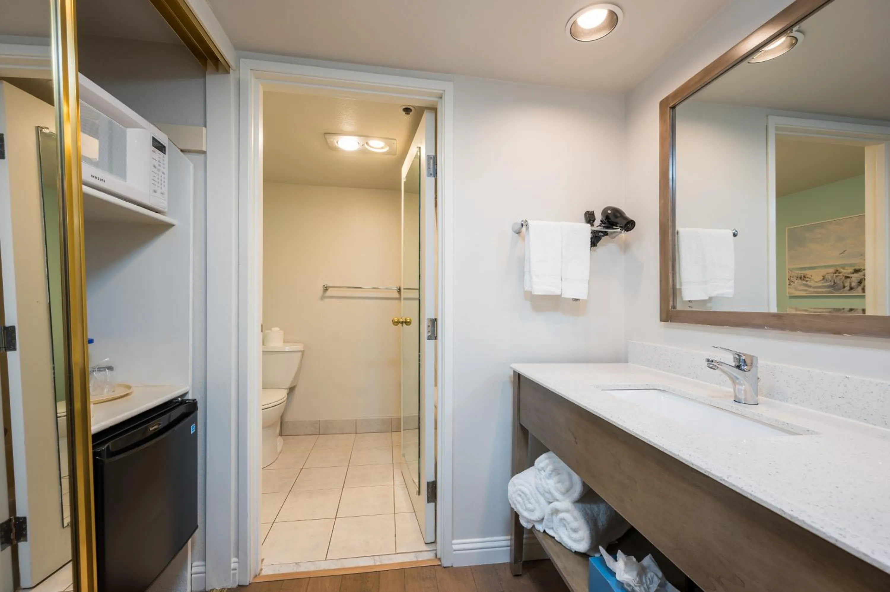 Toilet in 456 Embarcadero Inn & Suites