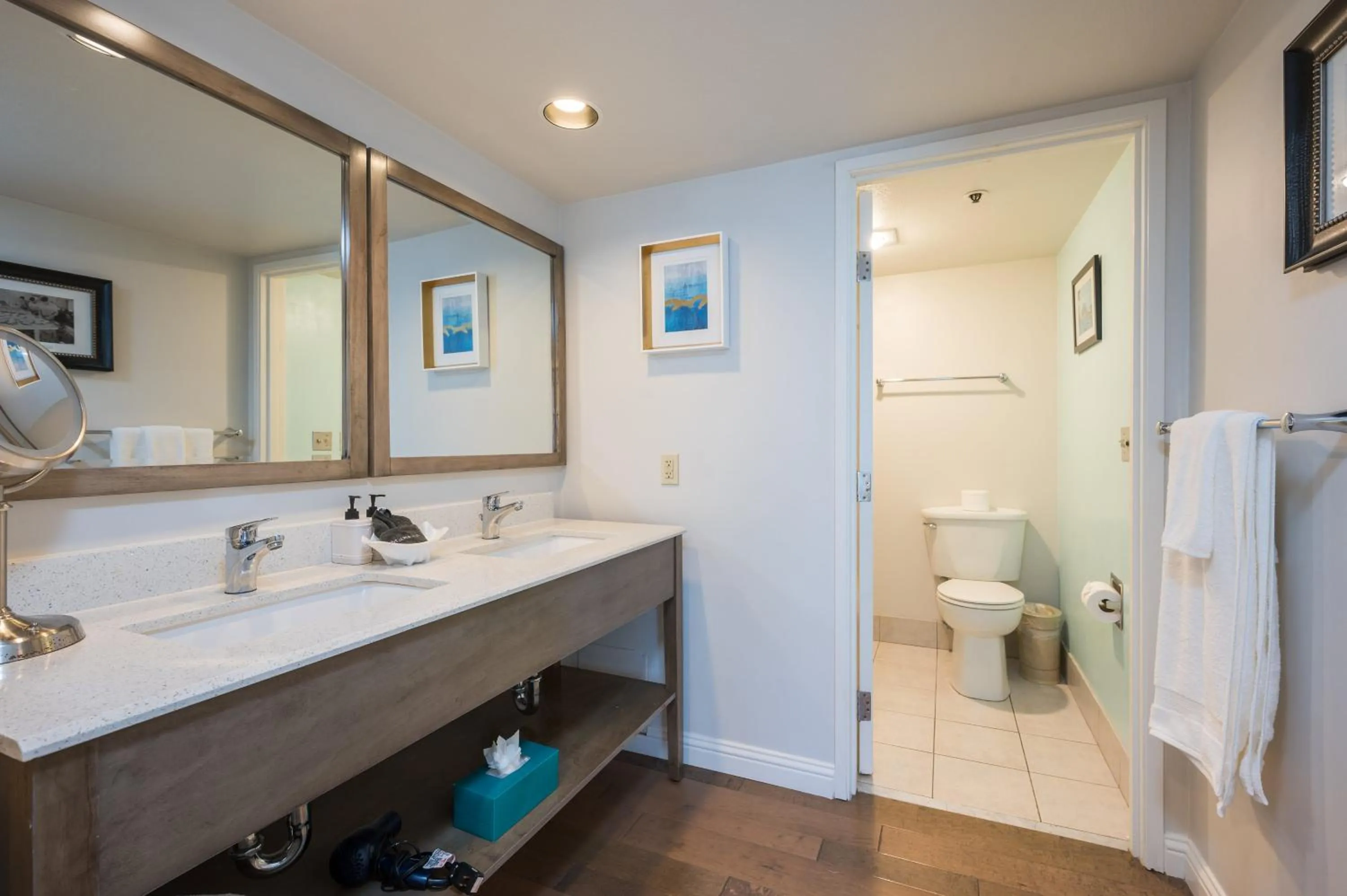 Toilet in 456 Embarcadero Inn & Suites