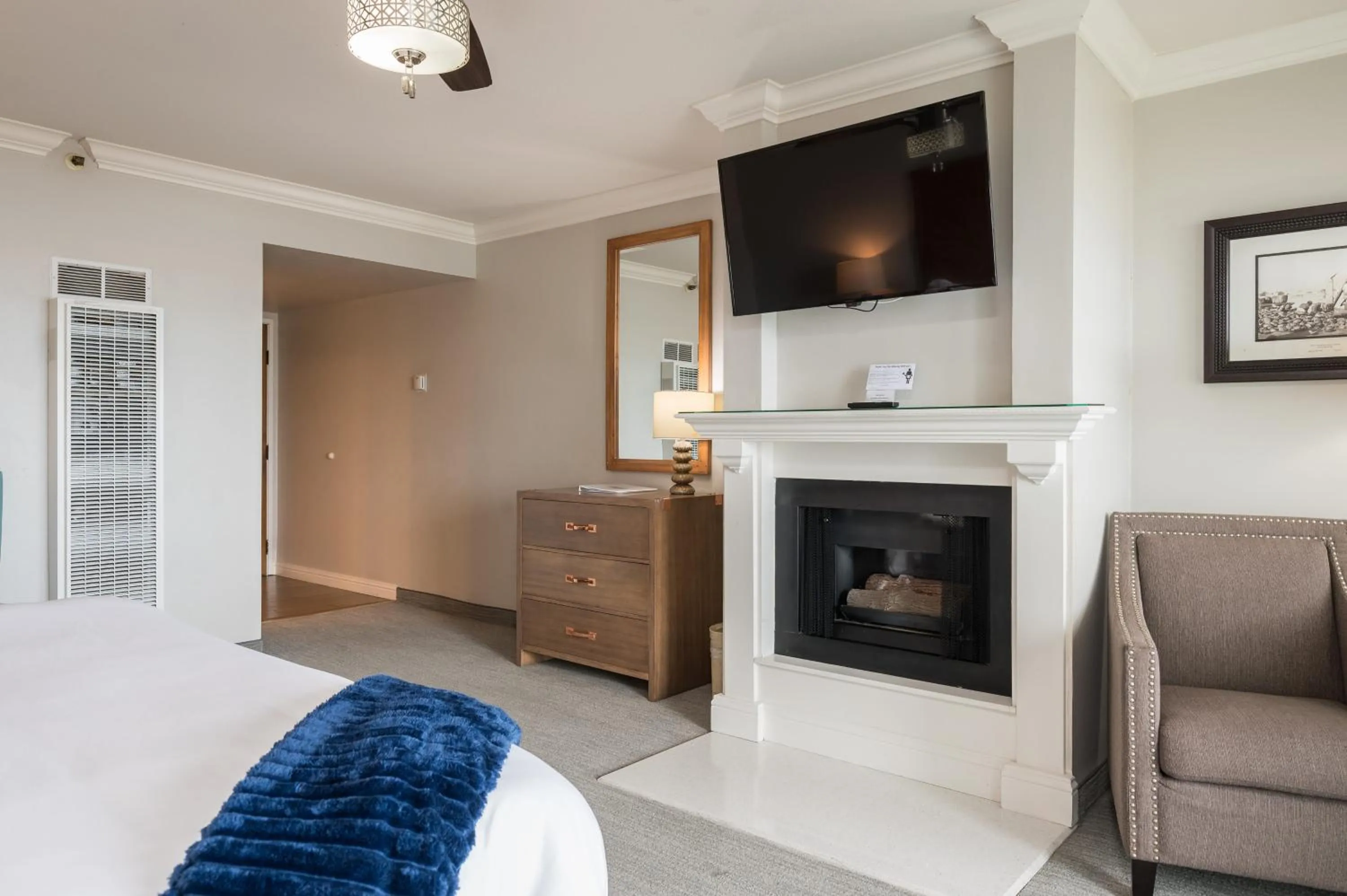 TV and multimedia, Bed in 456 Embarcadero Inn & Suites