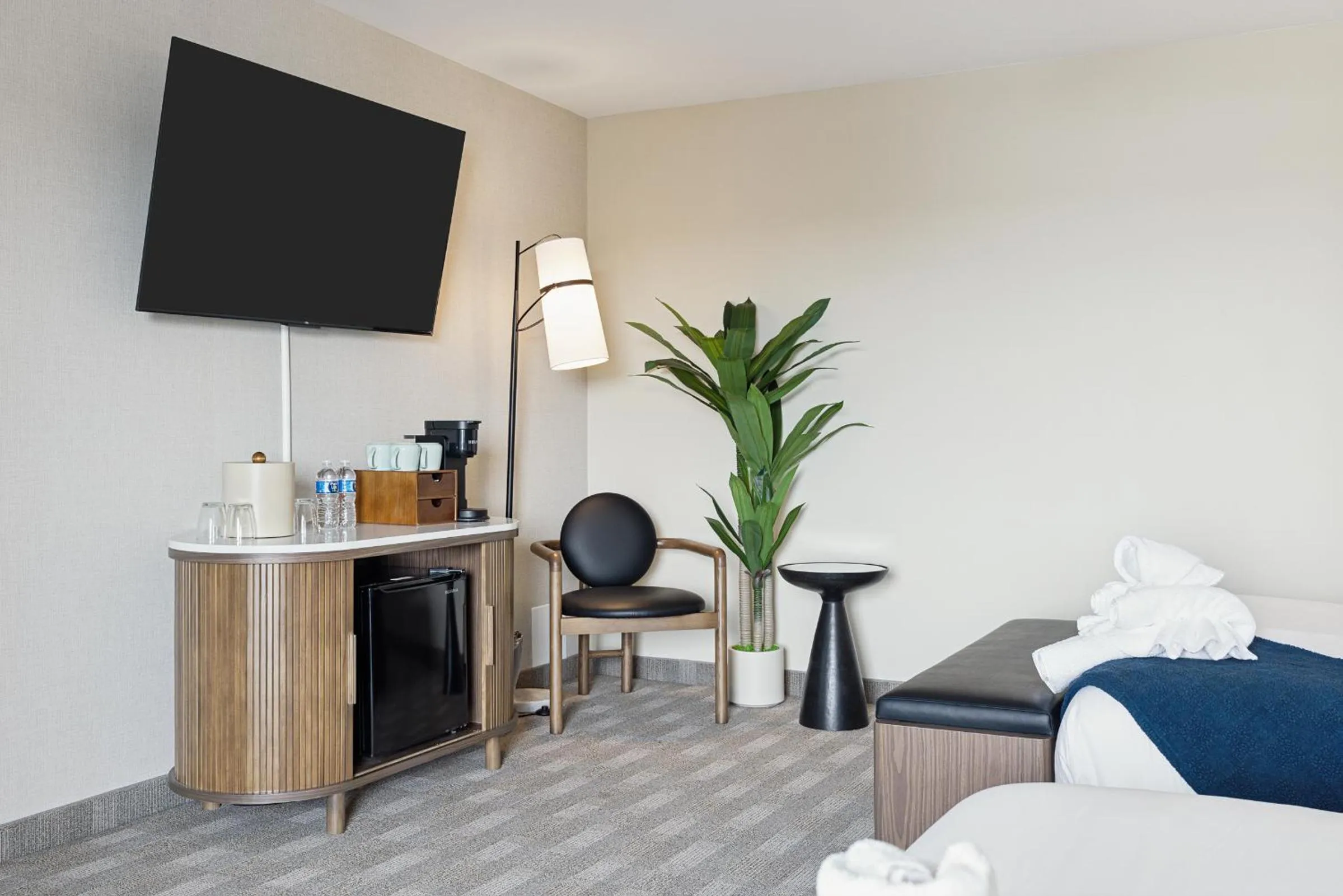 Bed in 456 Embarcadero Inn & Suites