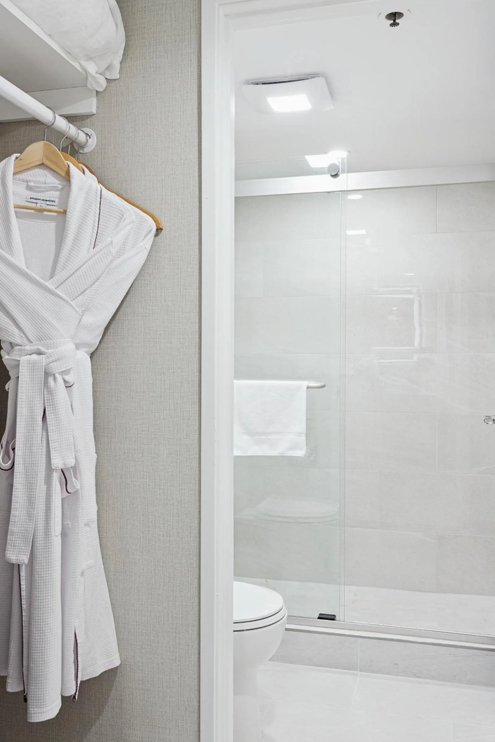 Shower in 456 Embarcadero Inn & Suites