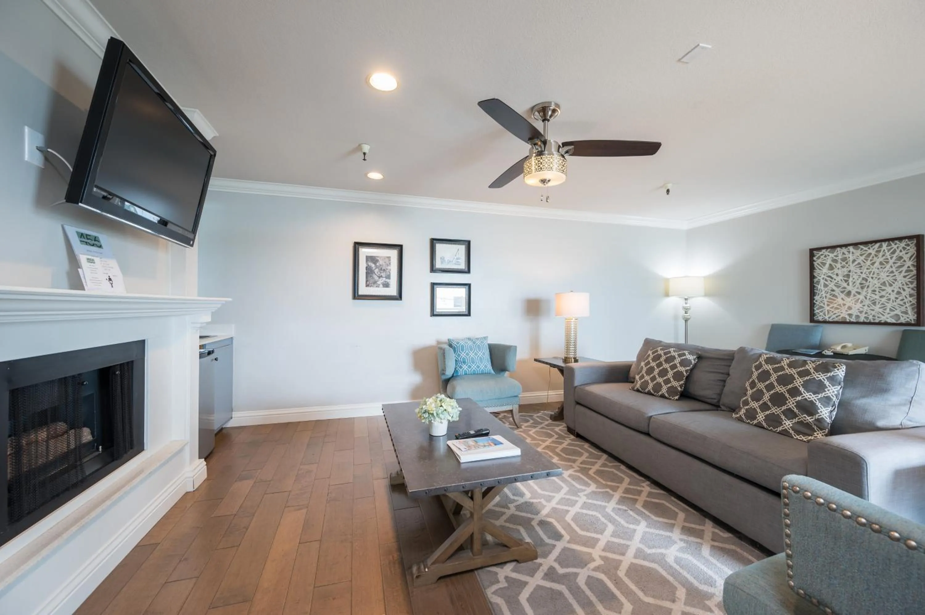 Communal lounge/ TV room in 456 Embarcadero Inn & Suites