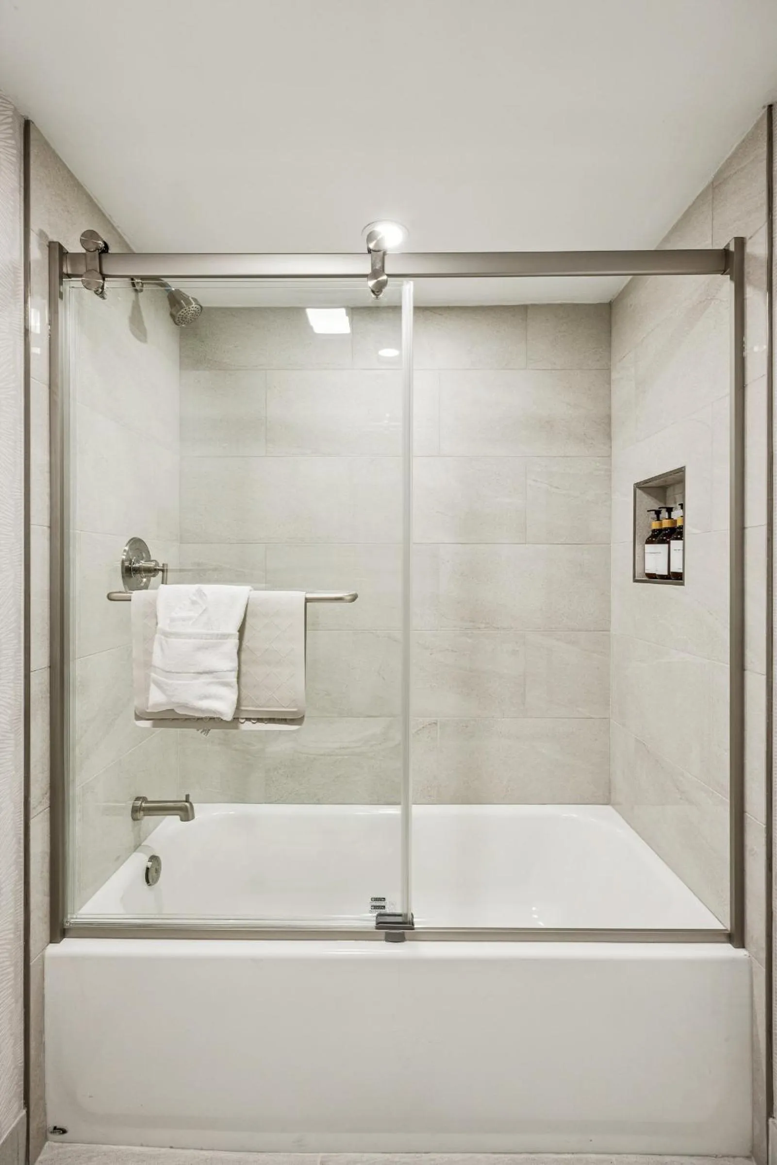 456 Embarcadero Inn & Suites