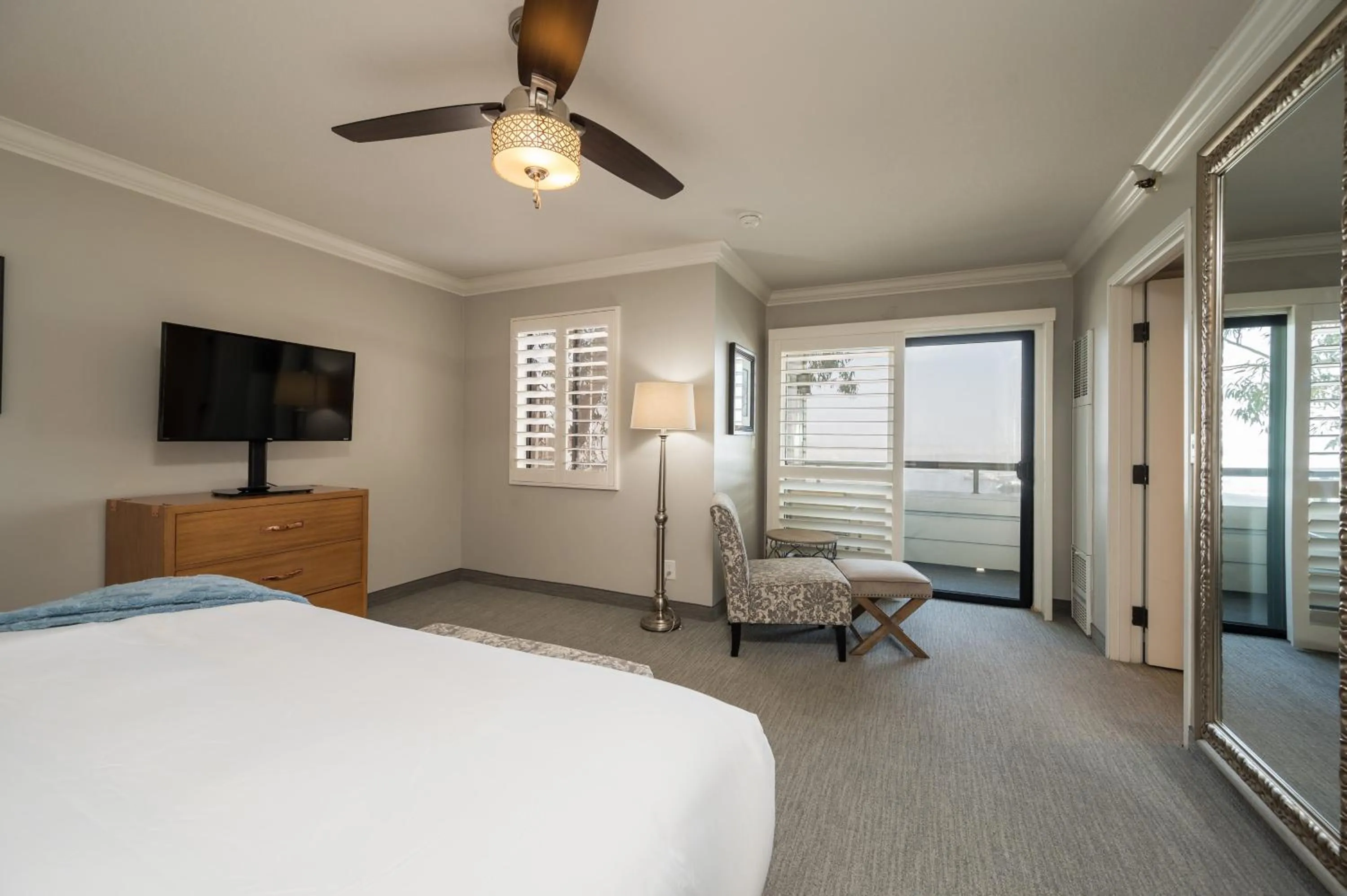 Bed in 456 Embarcadero Inn & Suites