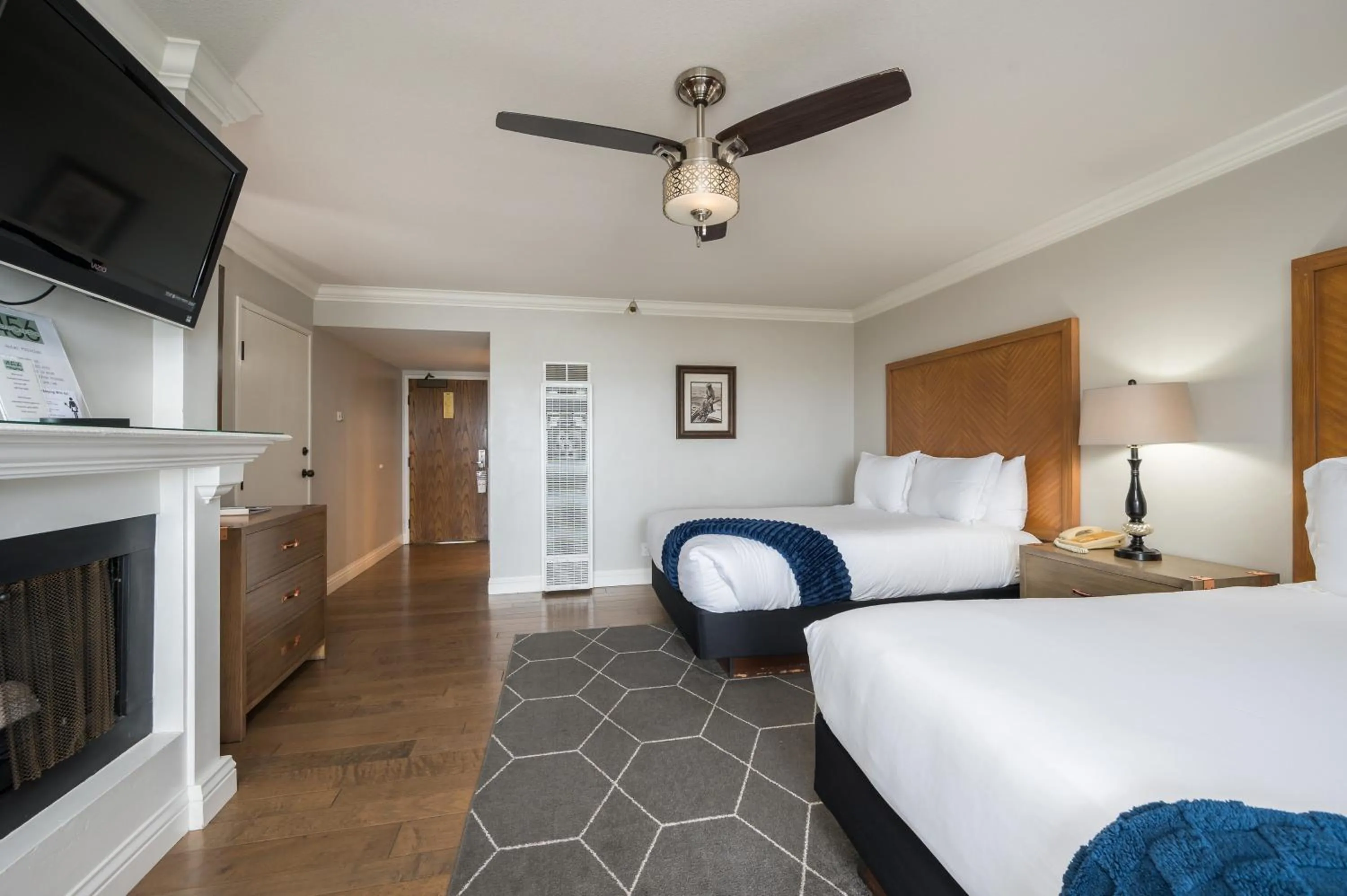 Bed in 456 Embarcadero Inn & Suites