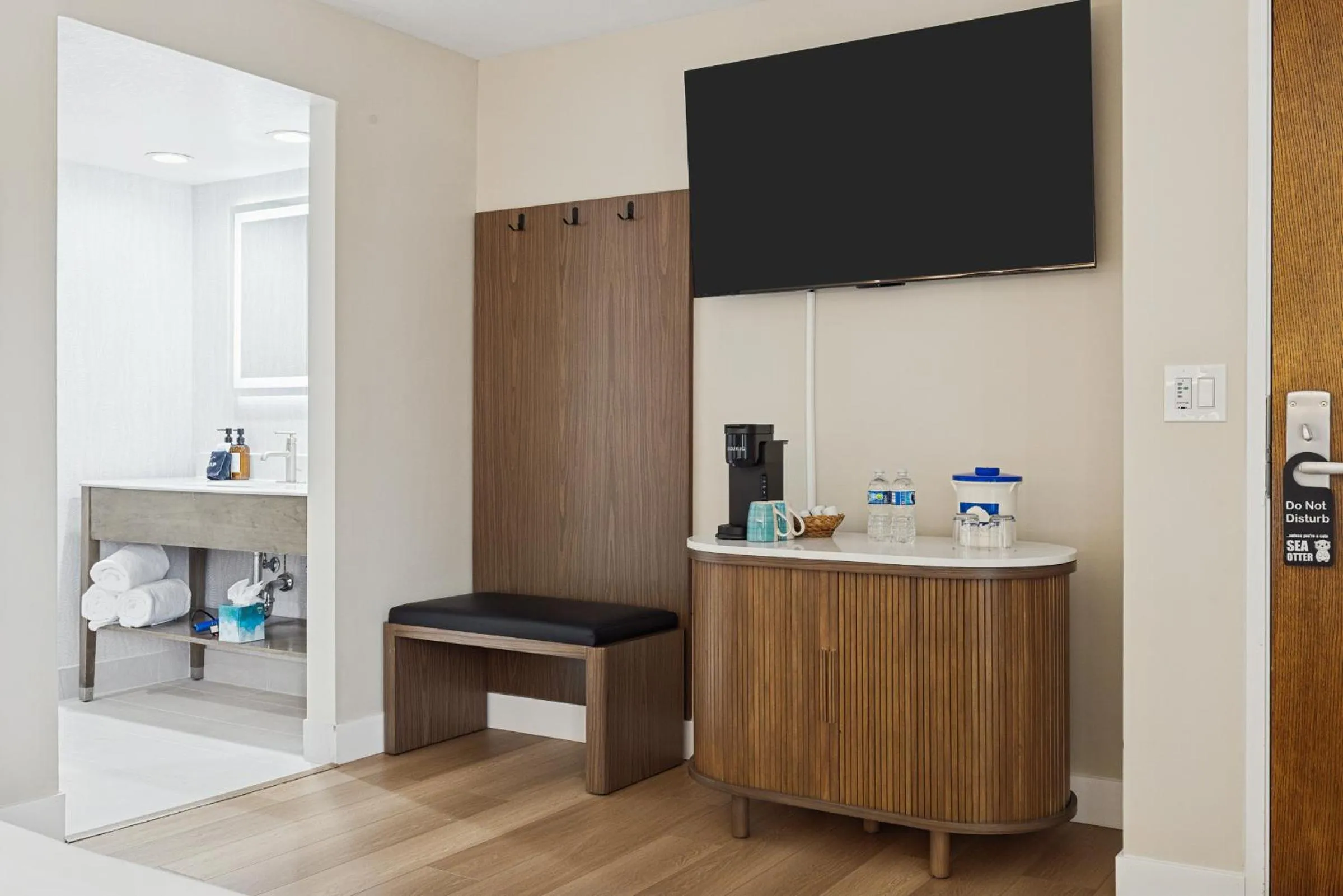 TV and multimedia, Bed in 456 Embarcadero Inn & Suites