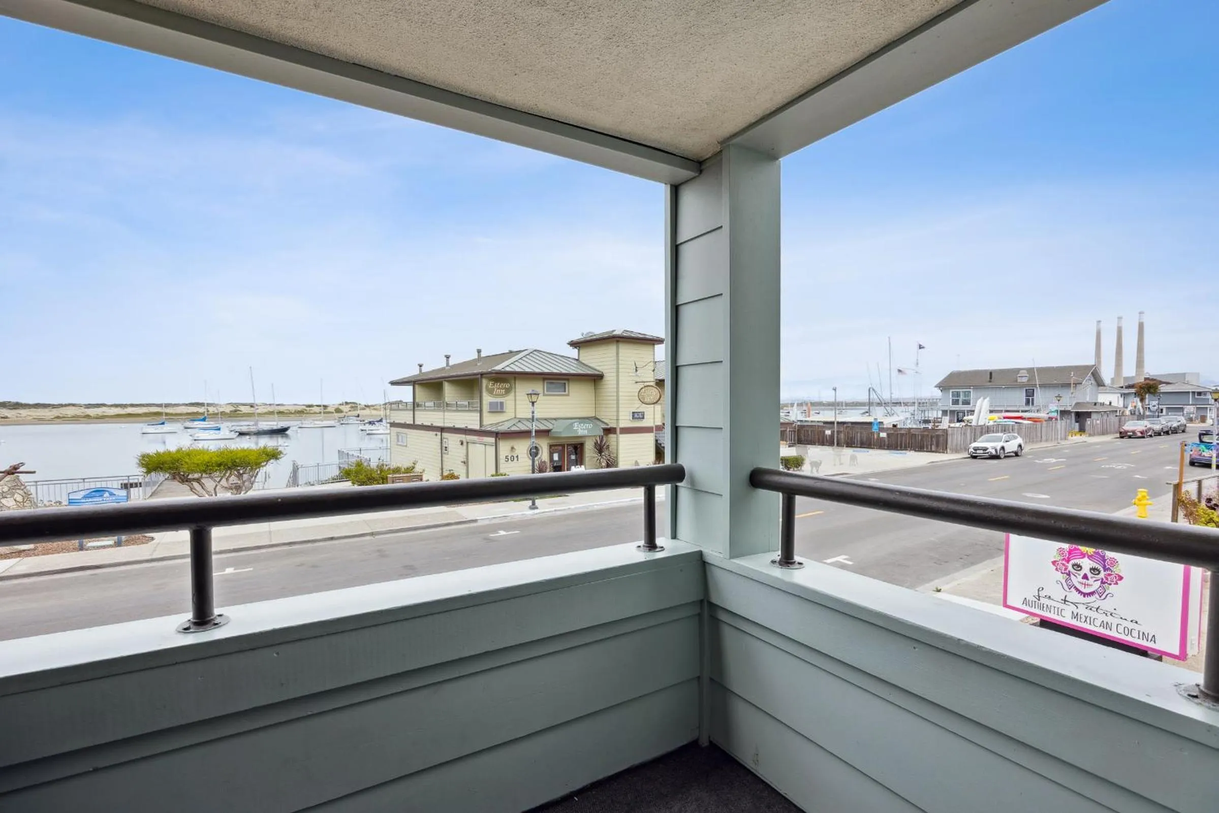 456 Embarcadero Inn & Suites