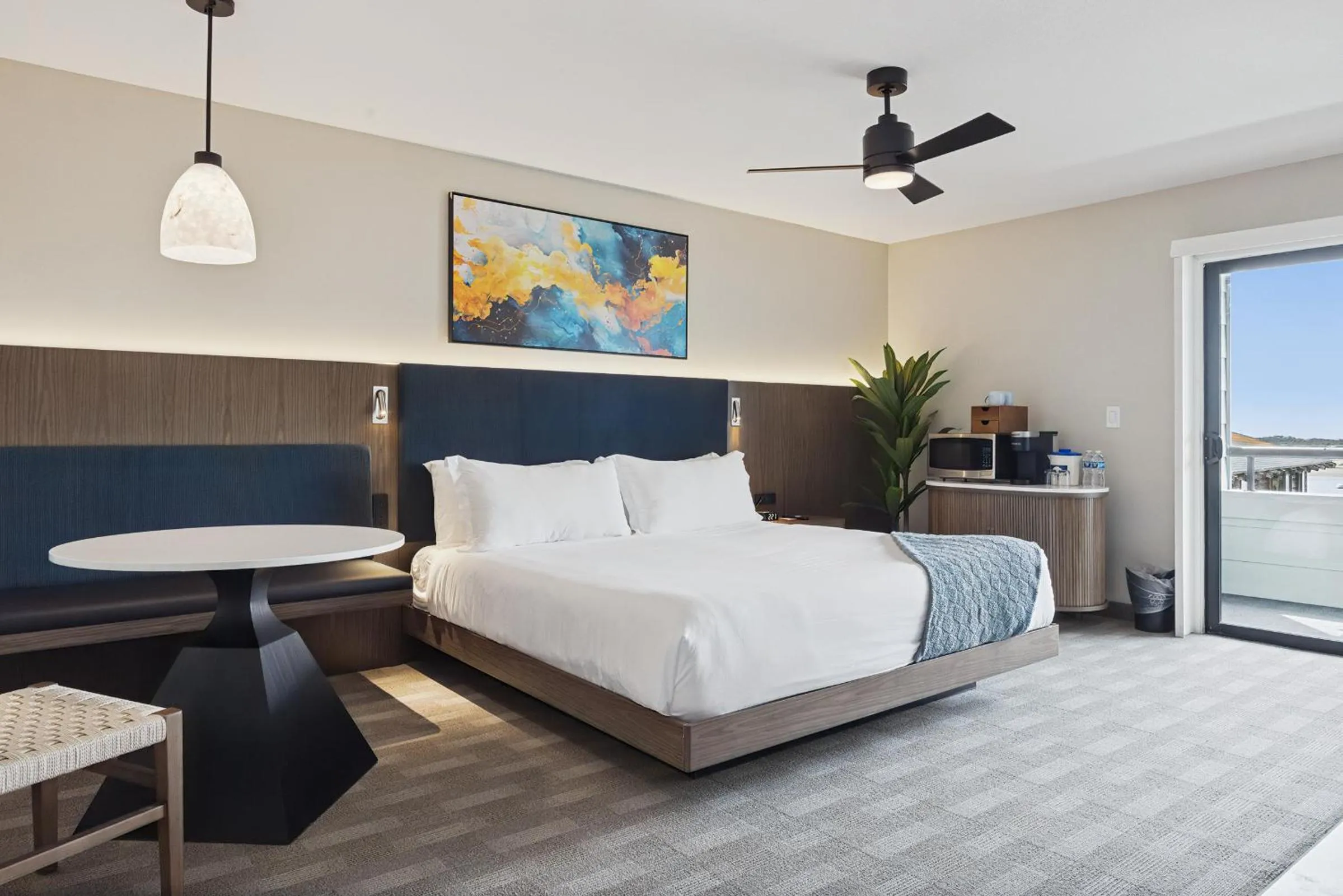 Bed in 456 Embarcadero Inn & Suites