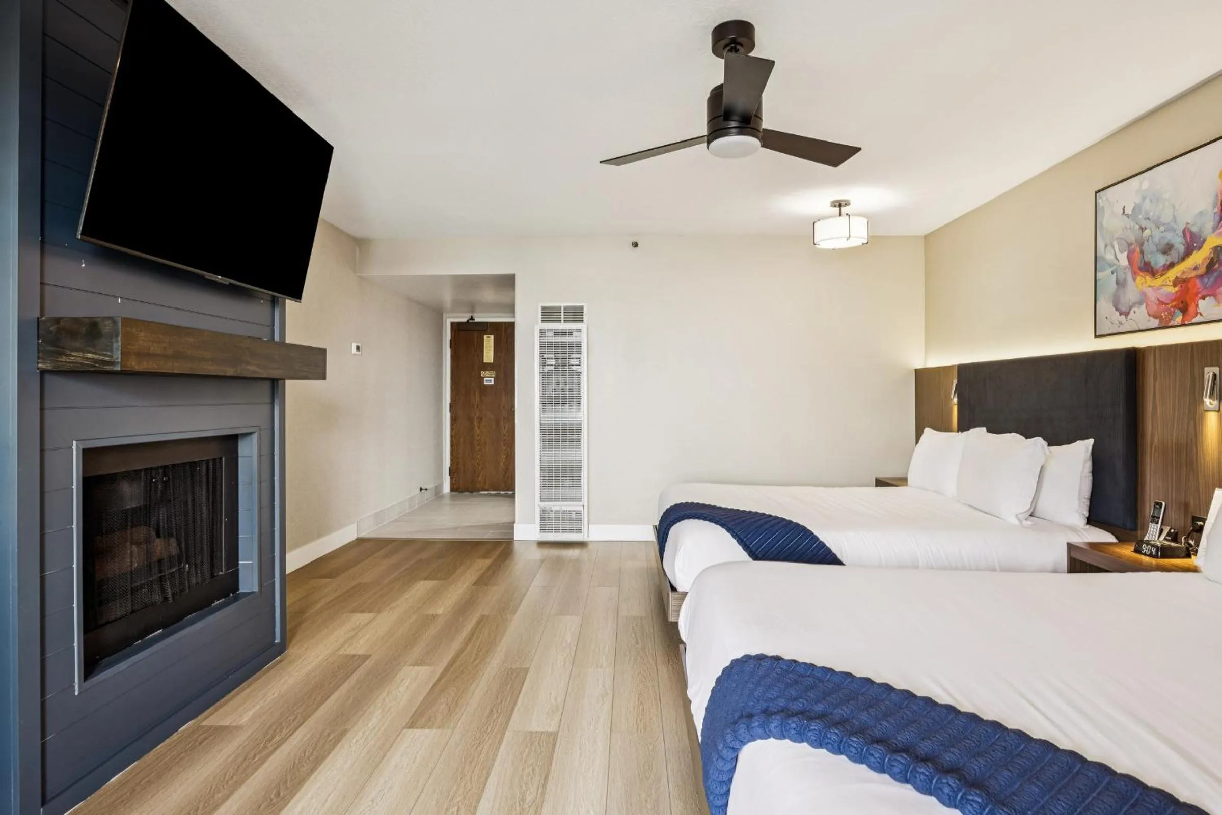 Bed in 456 Embarcadero Inn & Suites