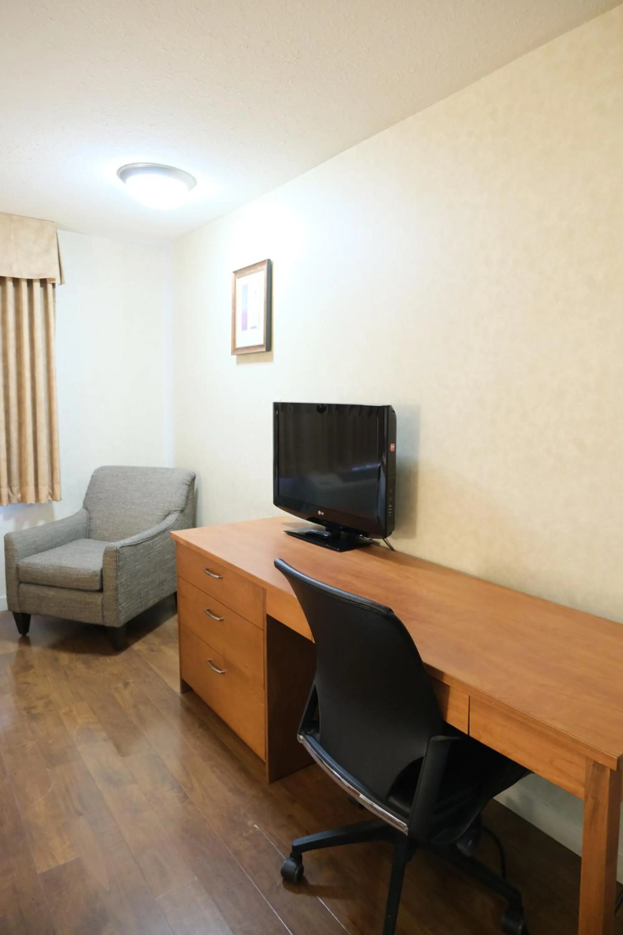 TV and multimedia in Rosslyn Inn & Suites