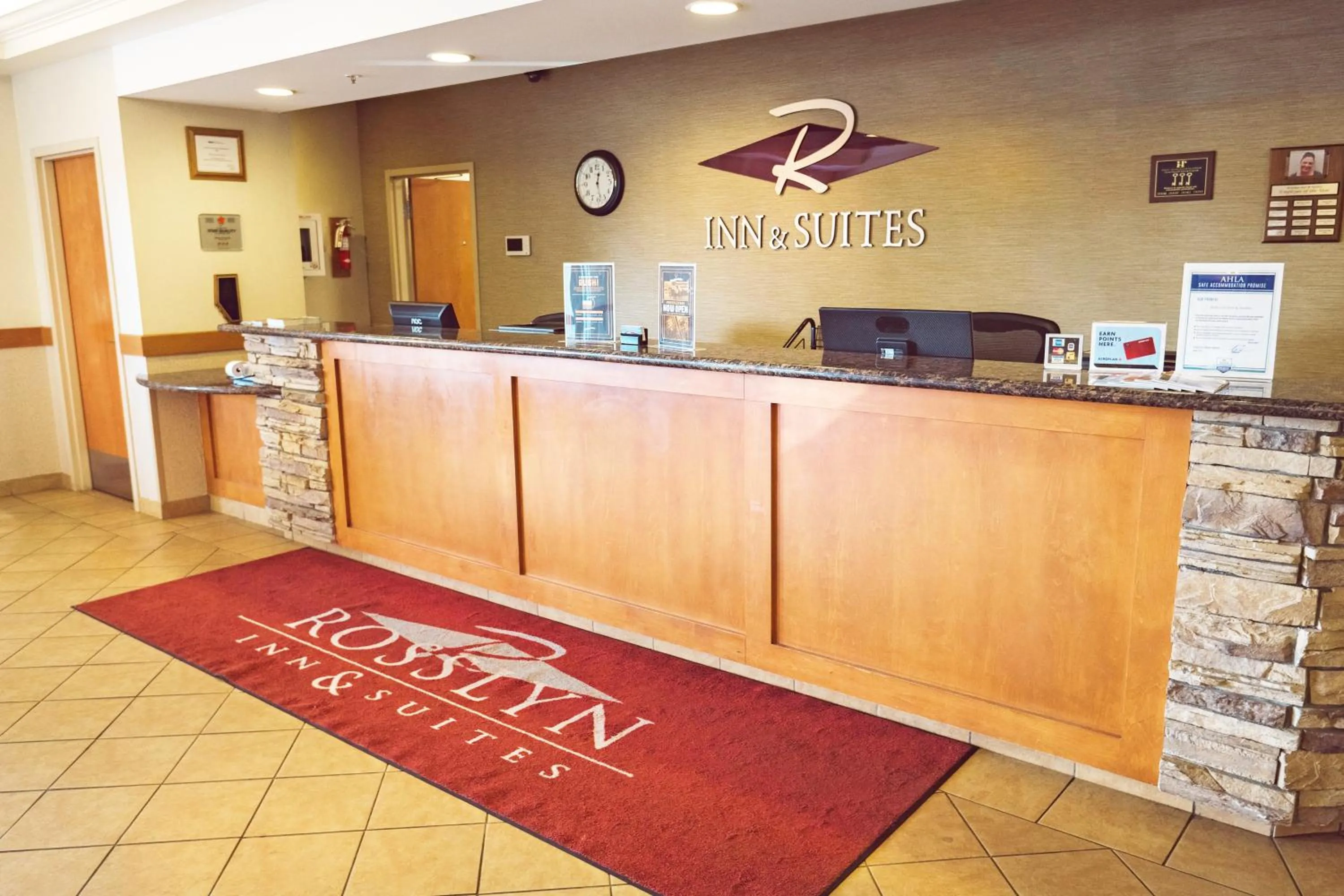Lobby or reception in Rosslyn Inn & Suites