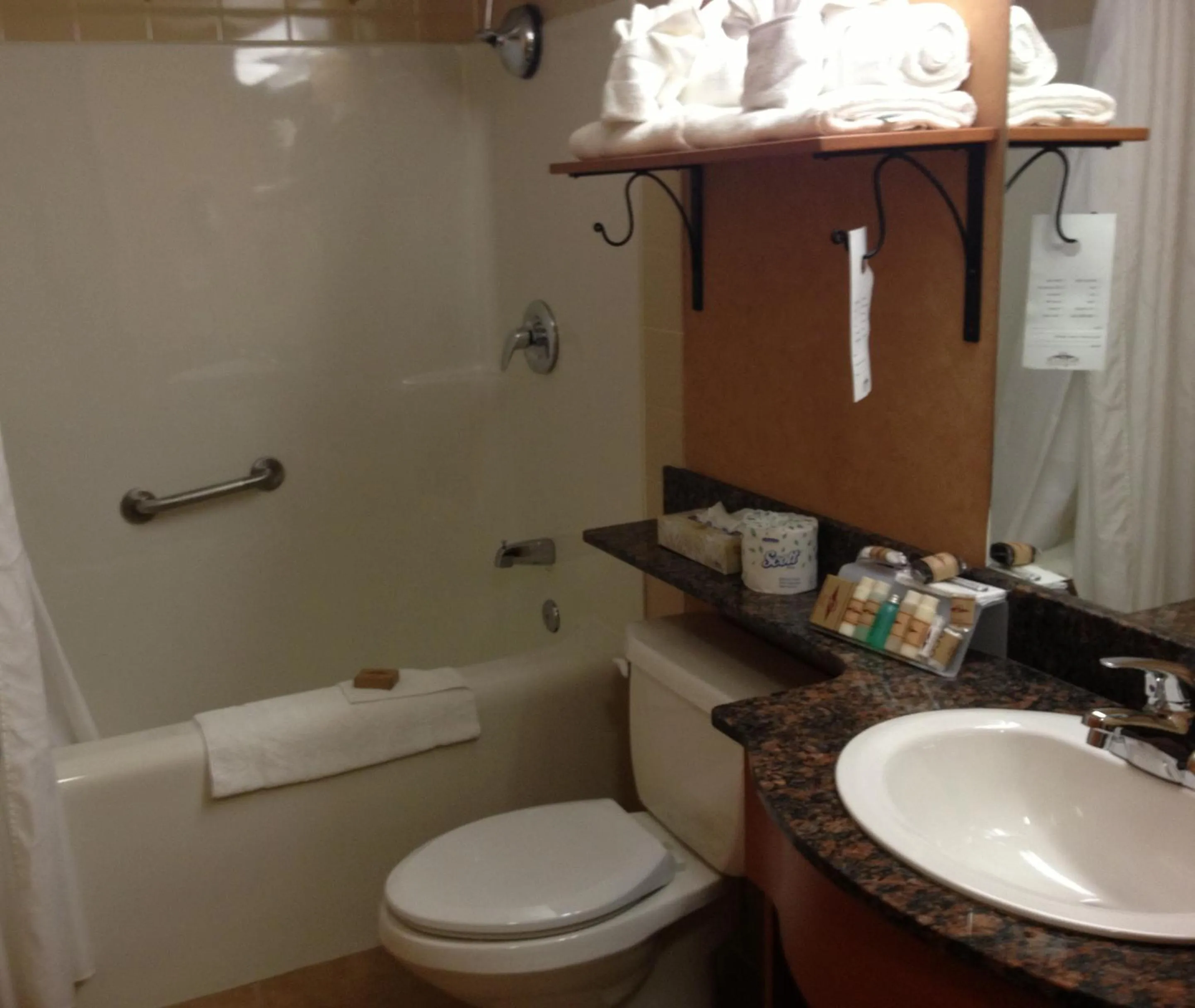 Bathroom in Rosslyn Inn & Suites