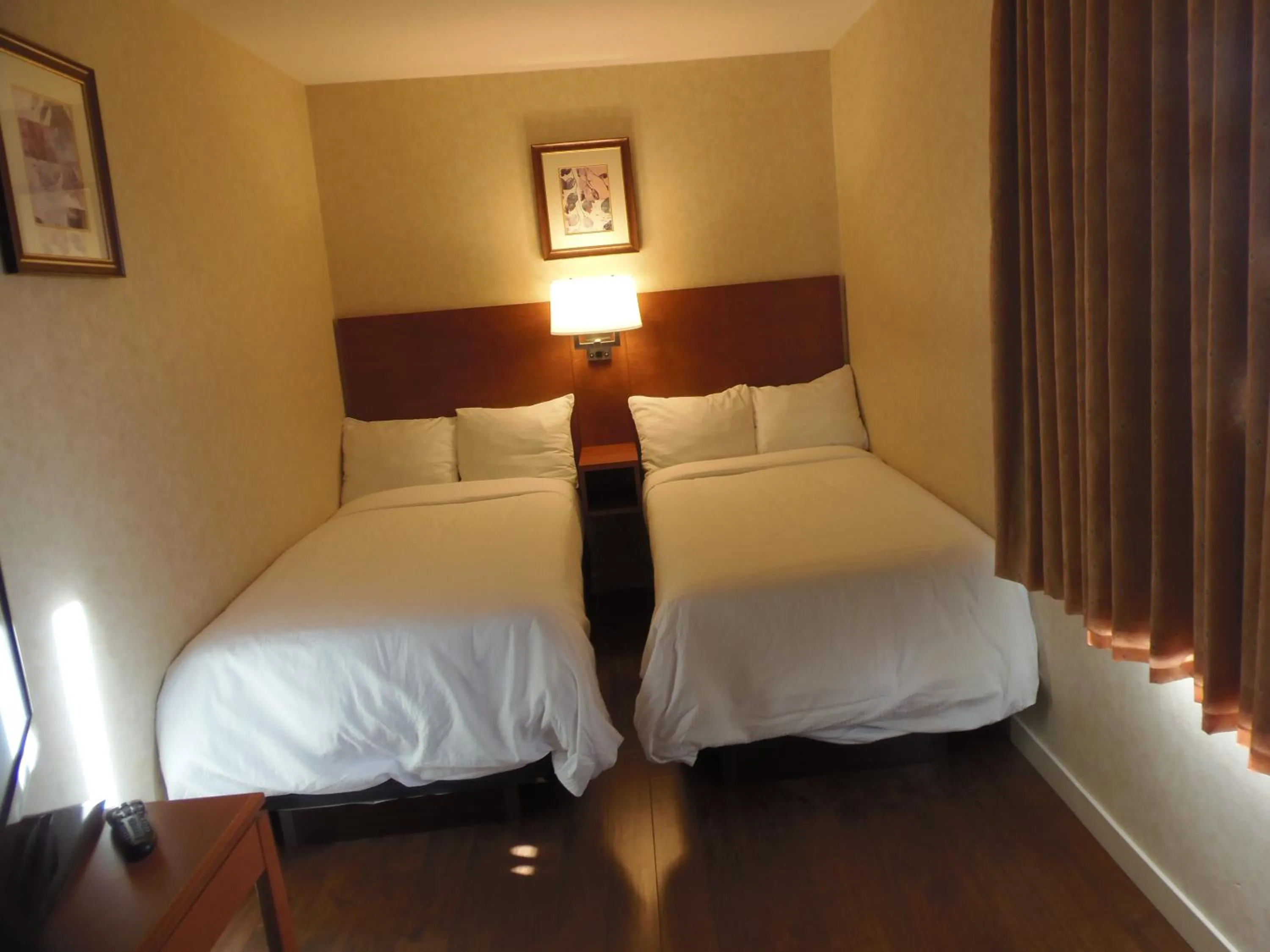 Bed in Rosslyn Inn & Suites