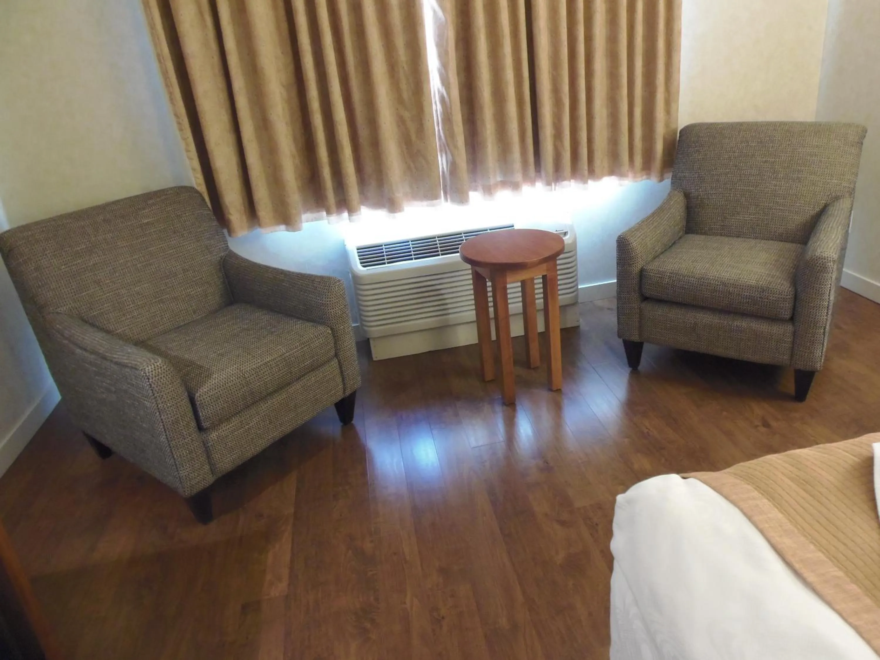 Seating area in Rosslyn Inn & Suites