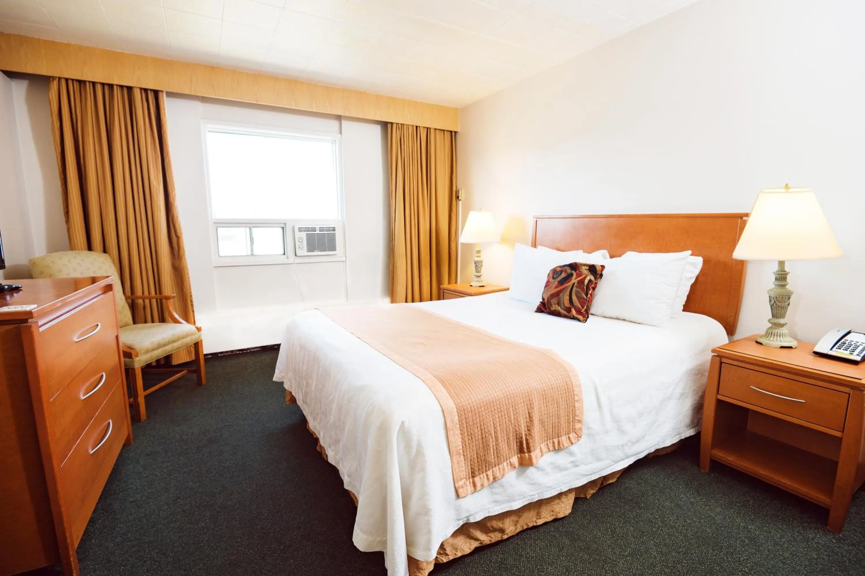 Bed in Rosslyn Inn & Suites