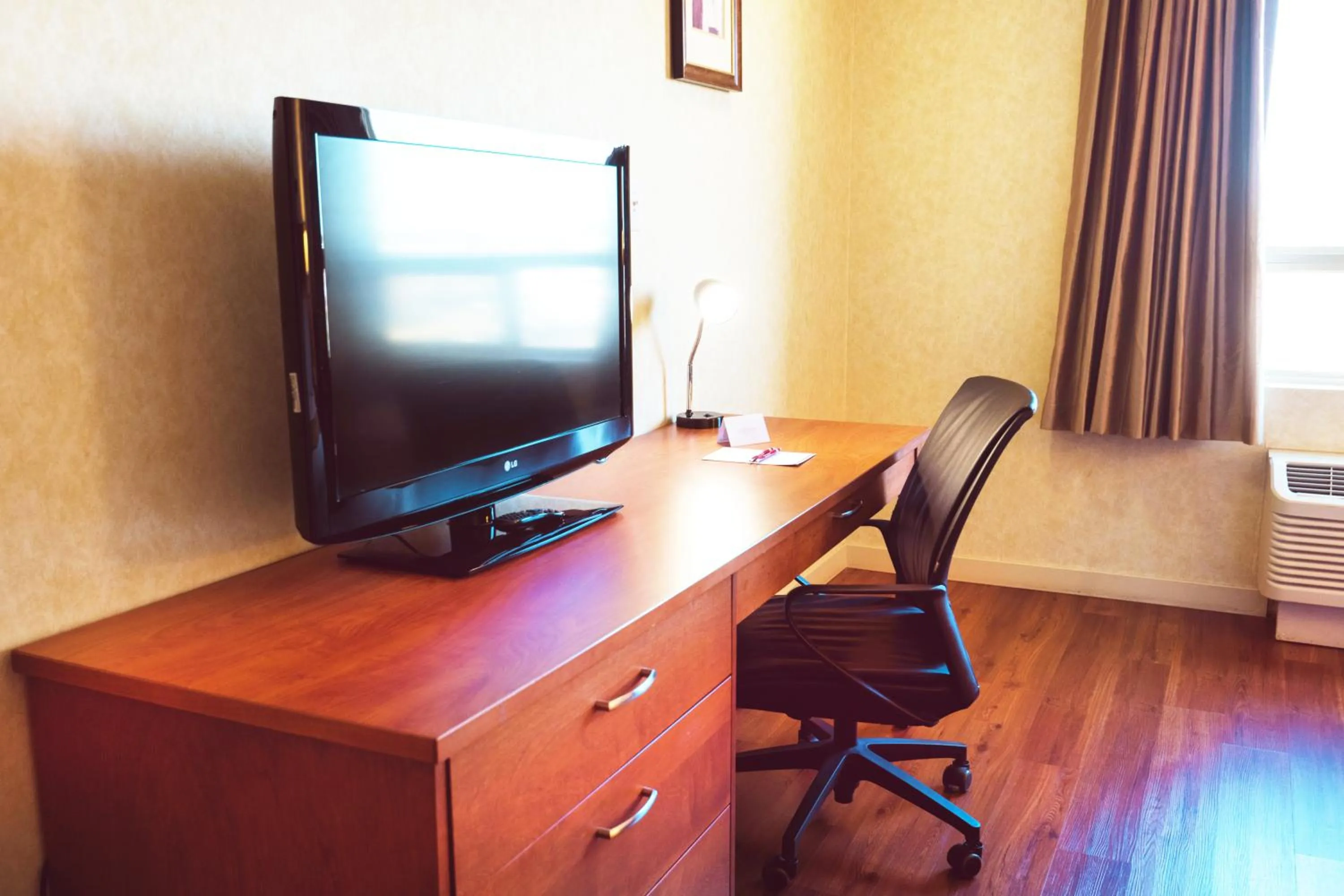 TV and multimedia in Rosslyn Inn & Suites